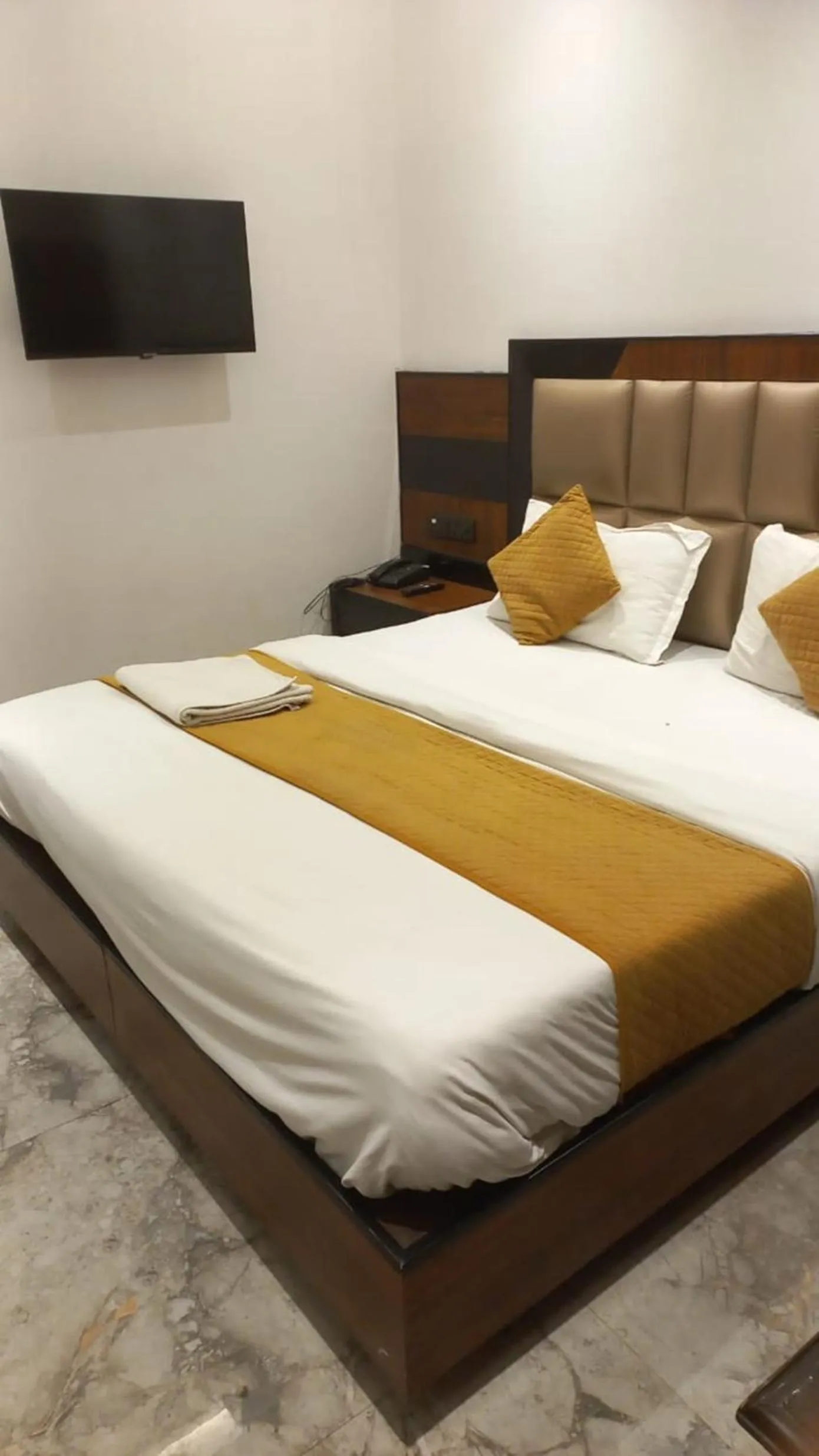 Bed in Hotel Delhi Empire Dx