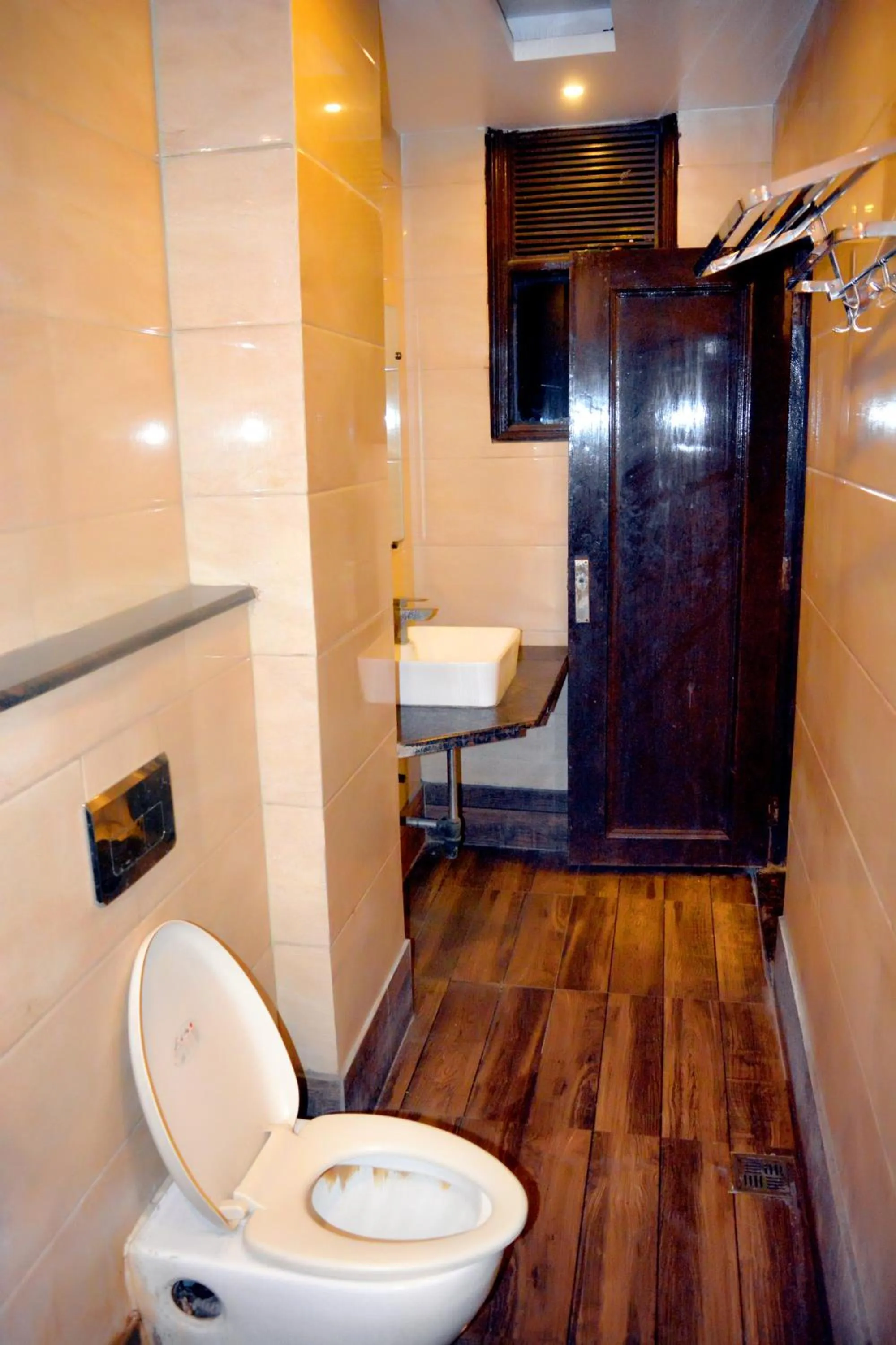 Bathroom in Hotel Delhi Empire Dx