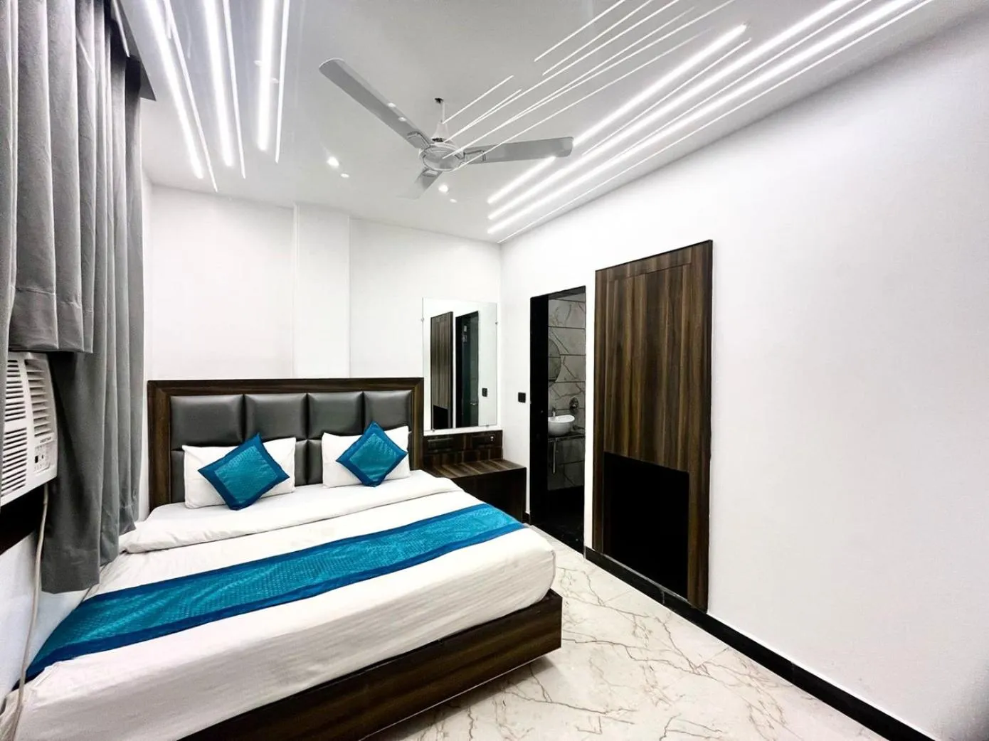 Bed in Hotel Delhi Empire Dx