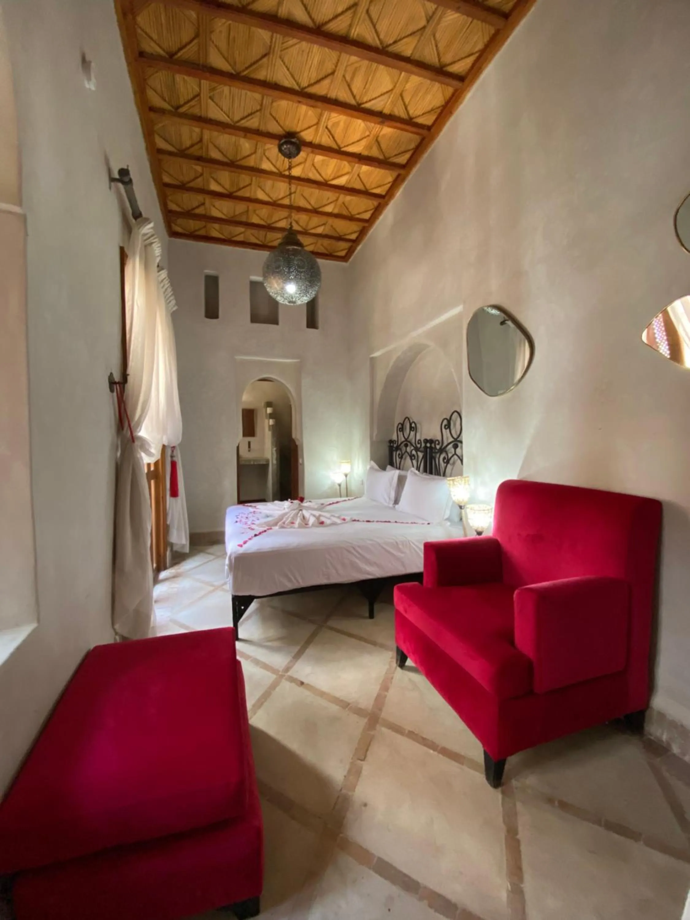 Bed in Riad Bab Yacout & SPA