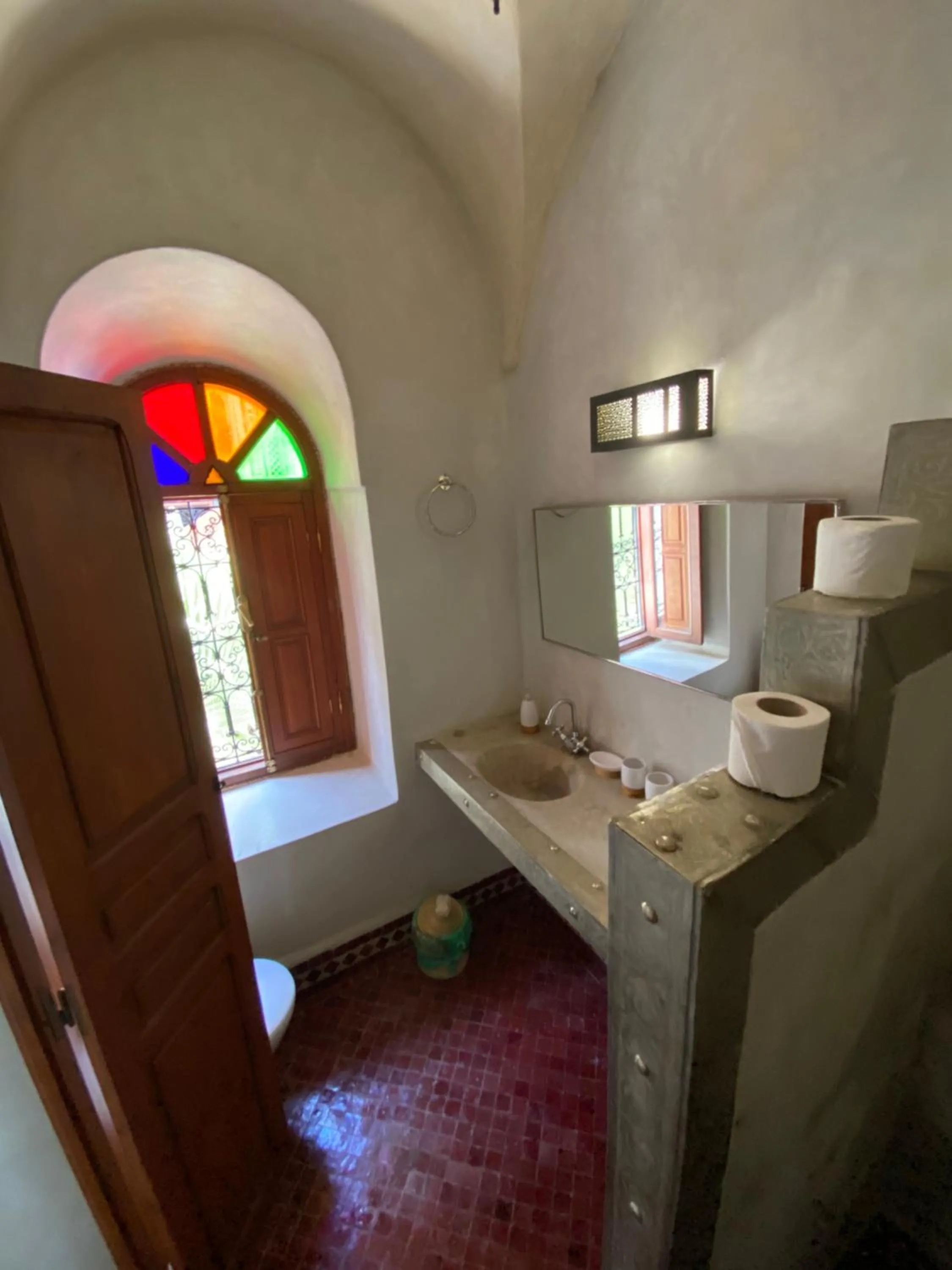 Shower, Bed in Riad Bab Yacout & SPA