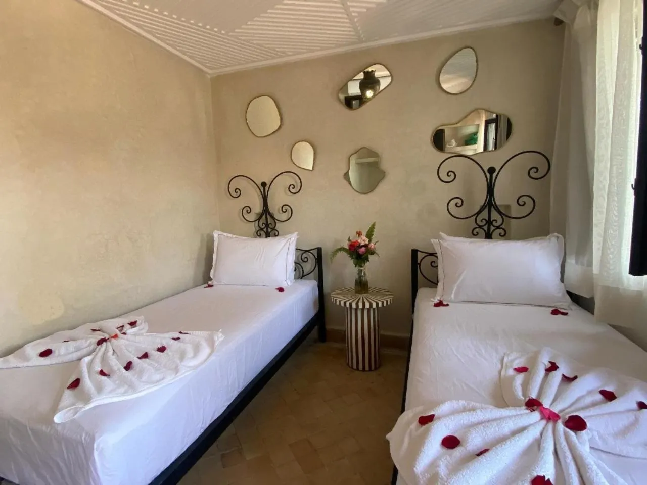 Bed in Riad Bab Yacout & SPA