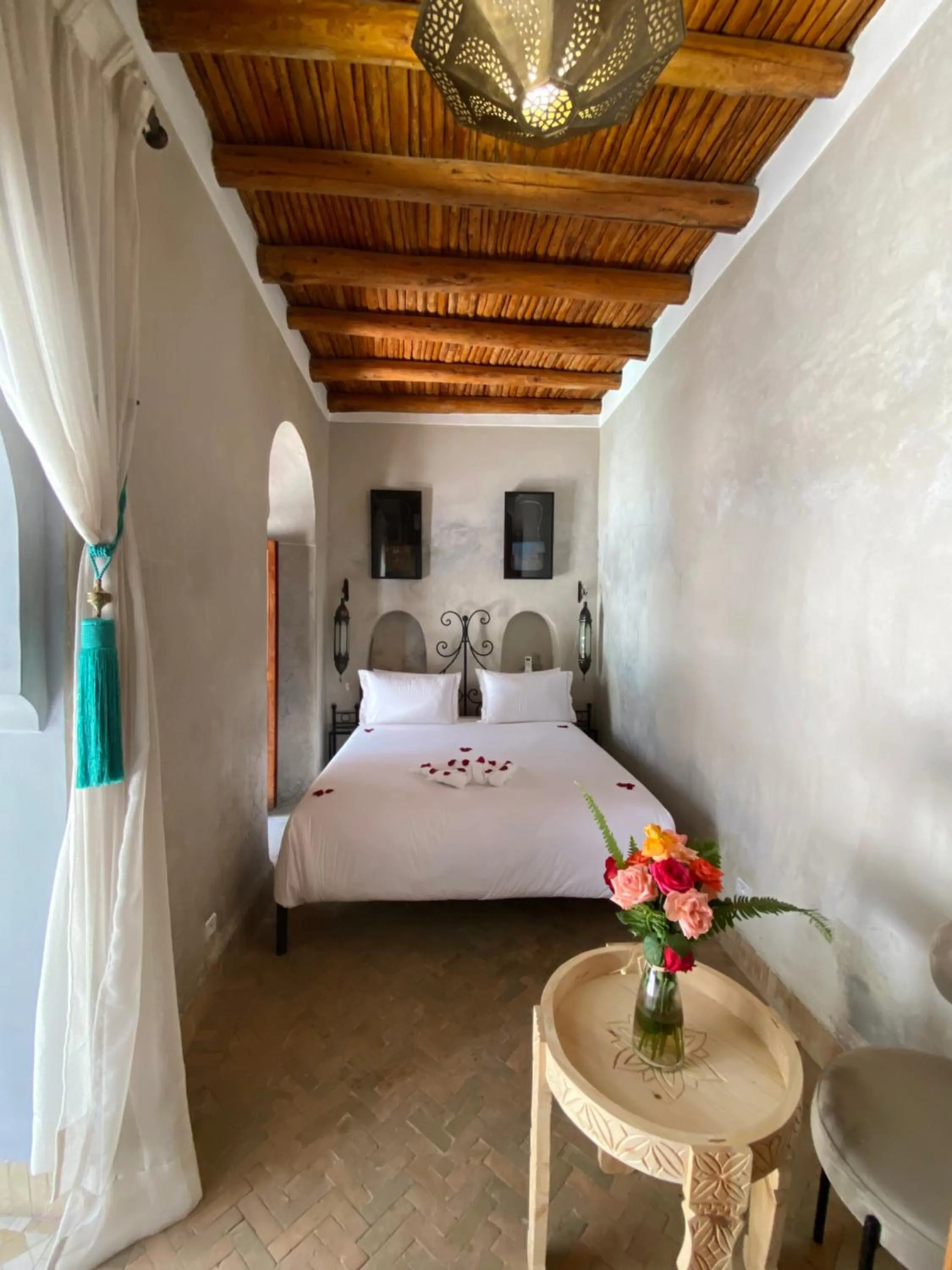 Bed in Riad Bab Yacout & SPA
