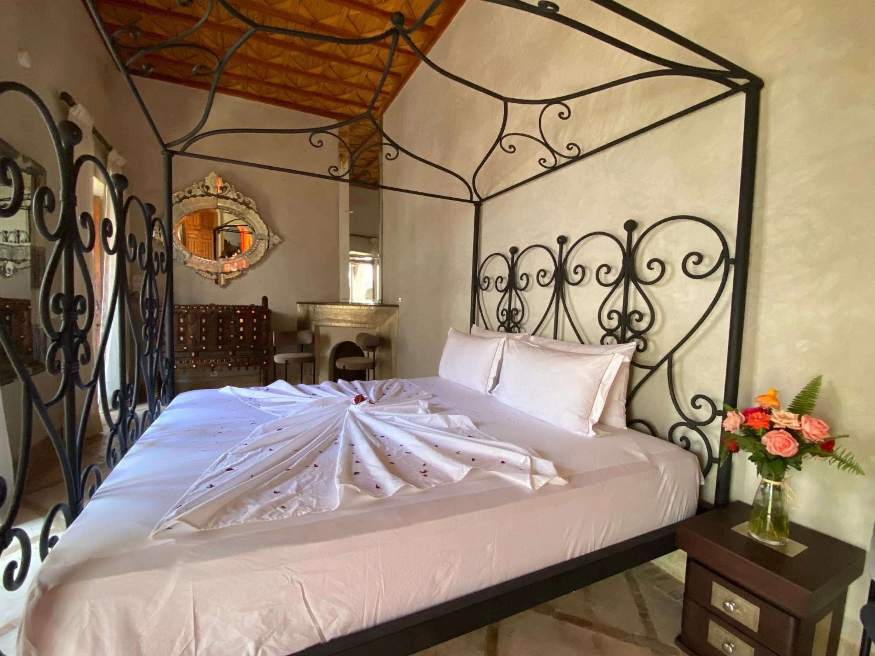 Bed in Riad Bab Yacout & SPA