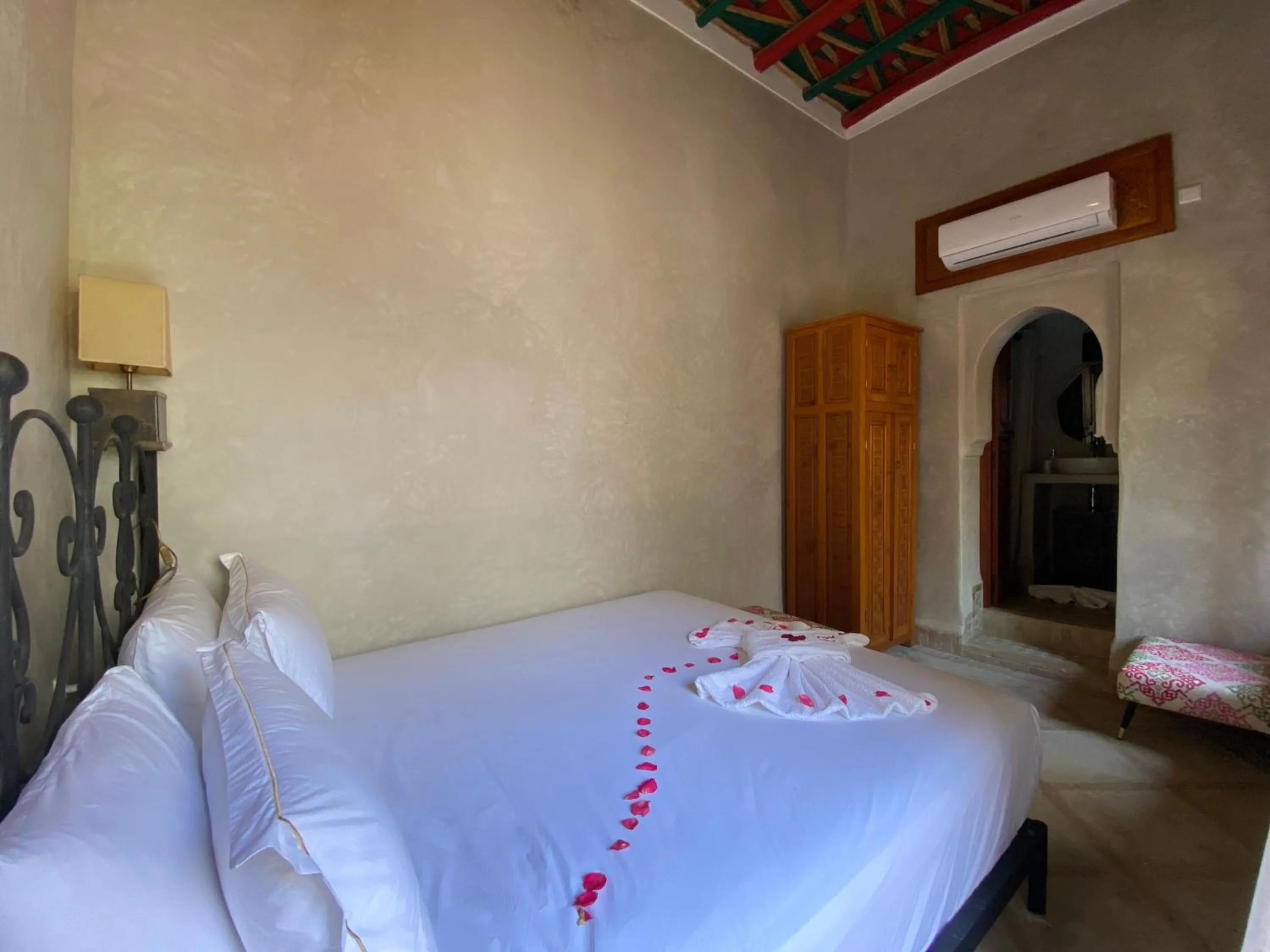Bed in Riad Bab Yacout & SPA