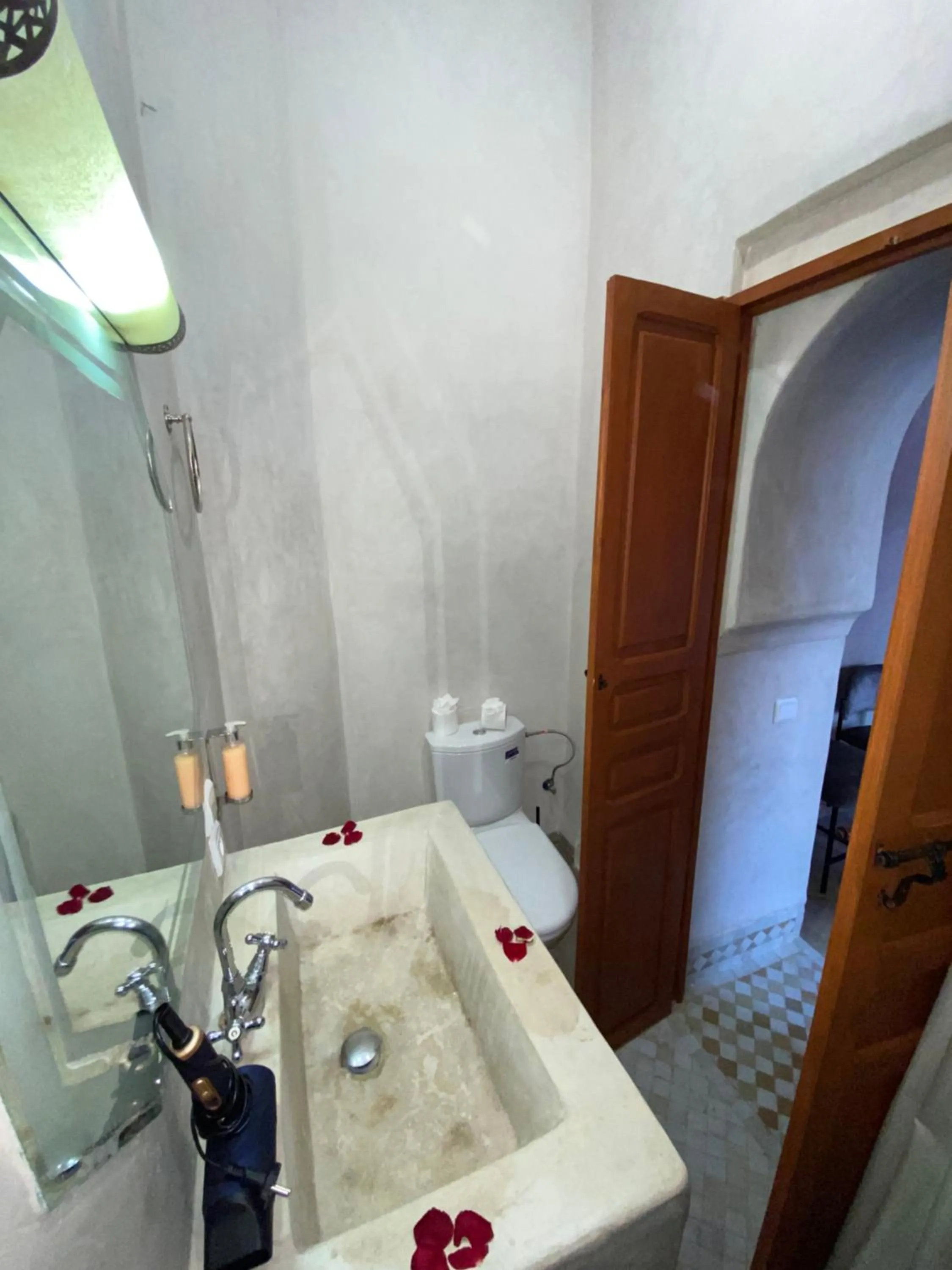Shower in Riad Bab Yacout & SPA