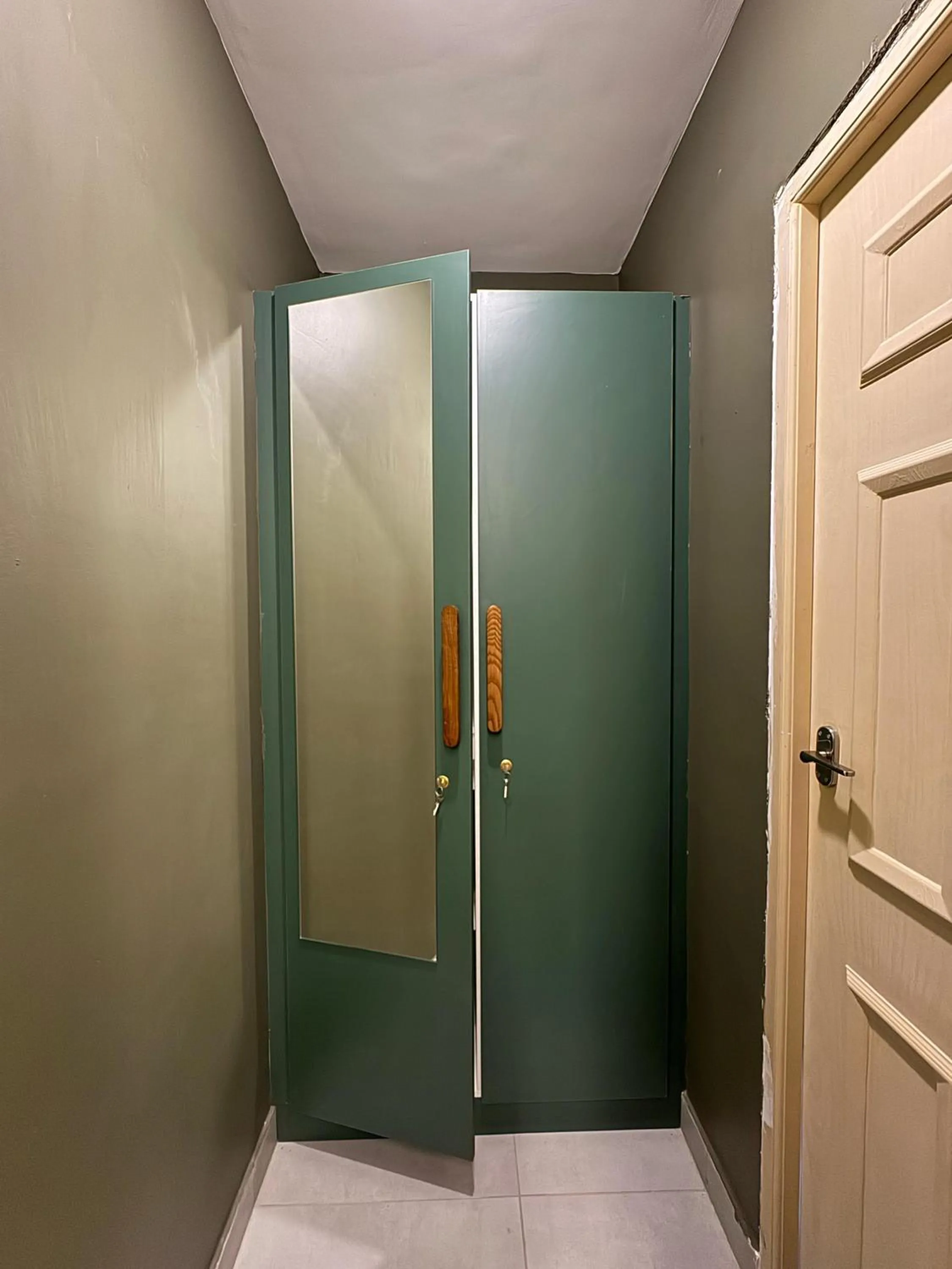 Alcove Stays