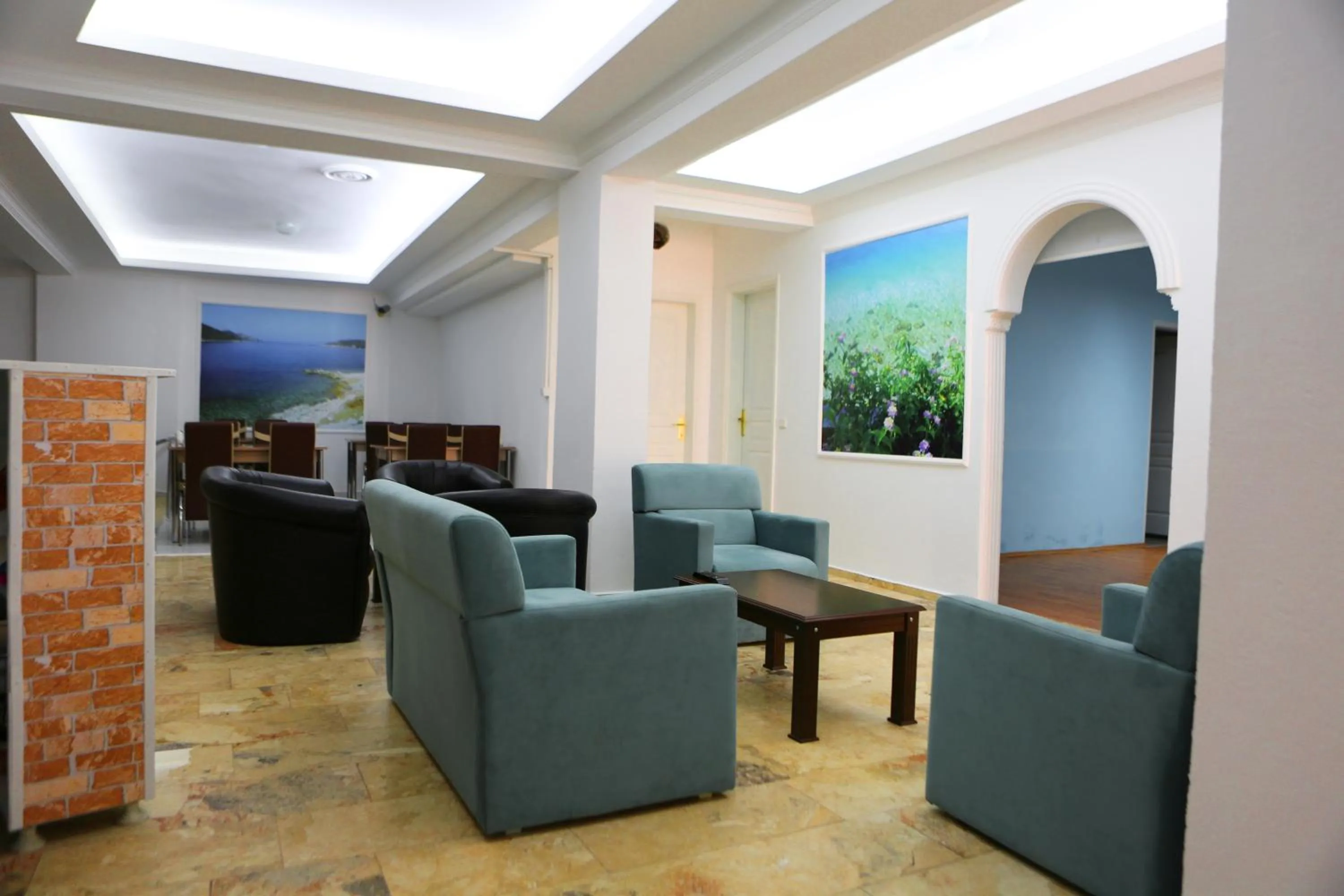 Seating area in Uğur Otel