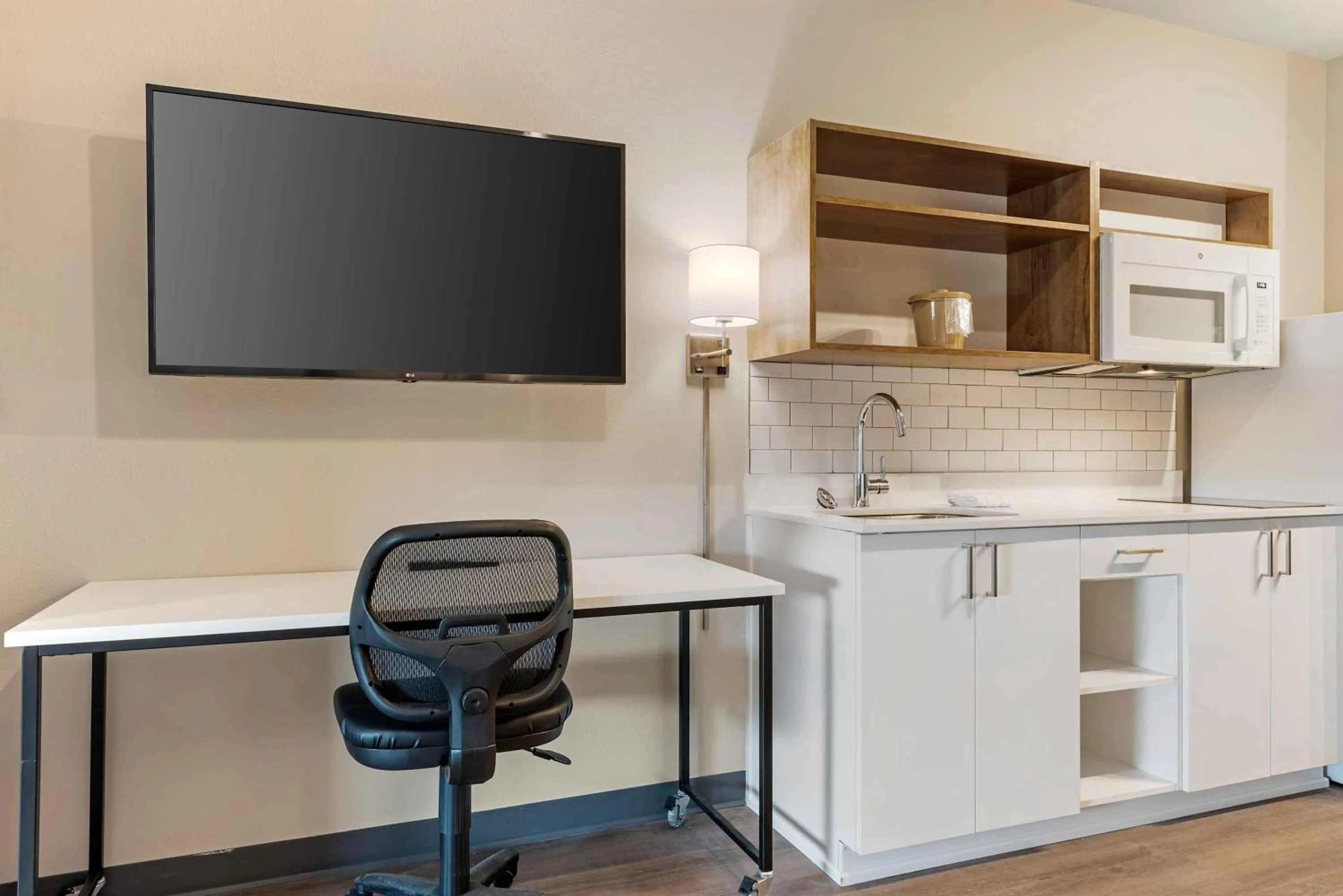 TV and multimedia in Extended Stay America Premier Suites - Jacksonville - Airport