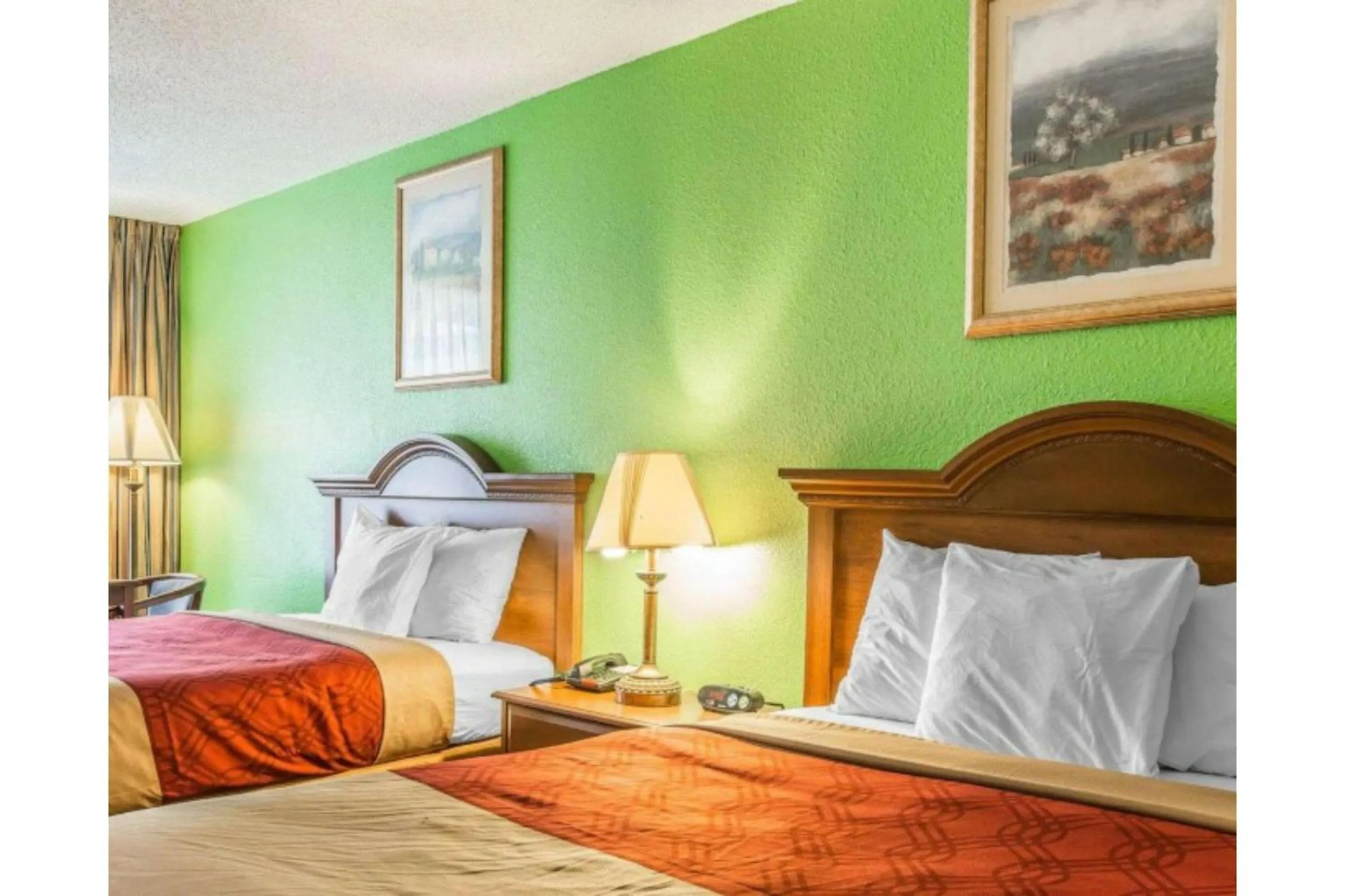 Bedroom, Bed in Travelers Inn Douglas By OYO US-441