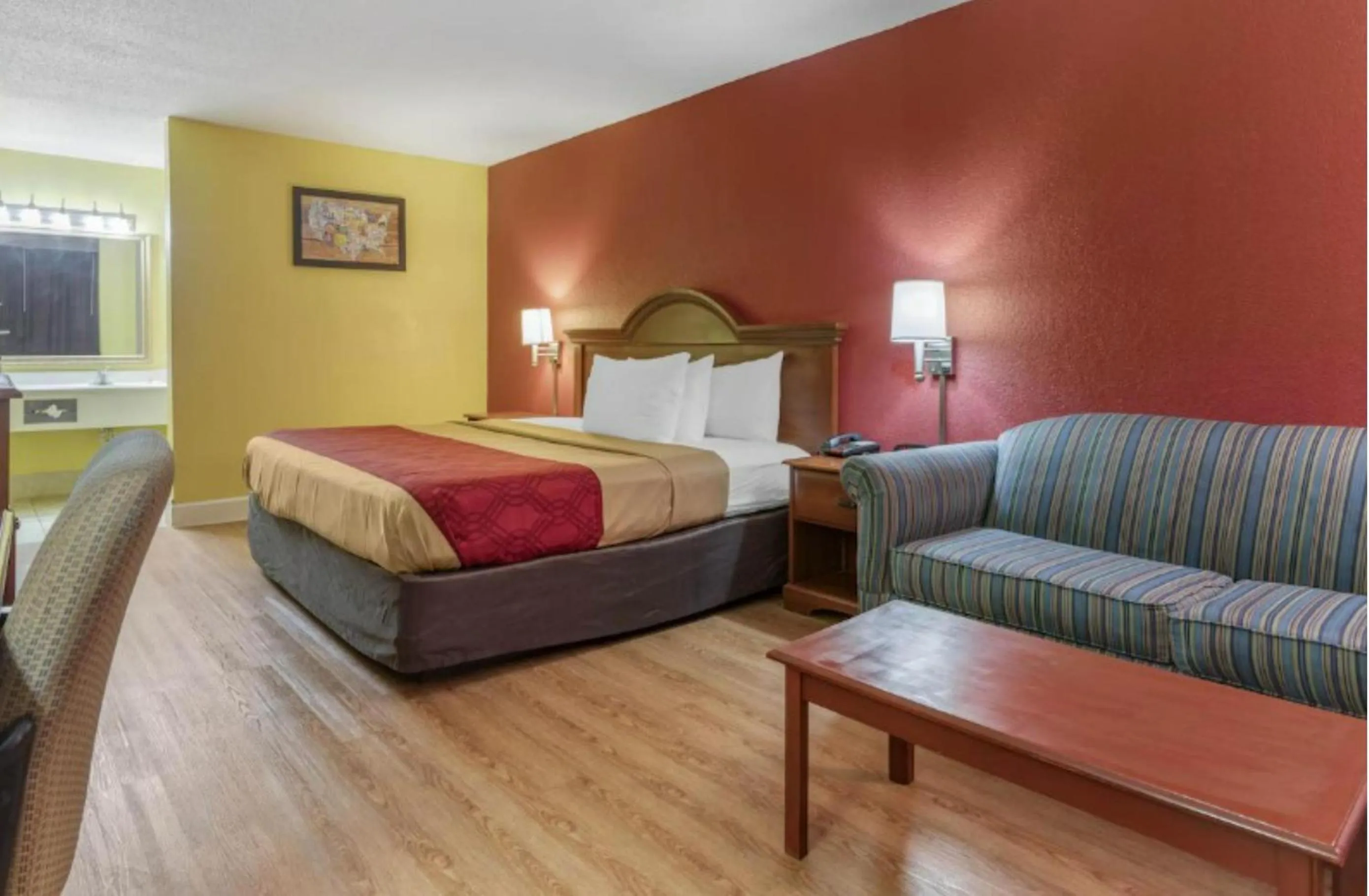 Bedroom, Bed in Travelers Inn Douglas By OYO US-441