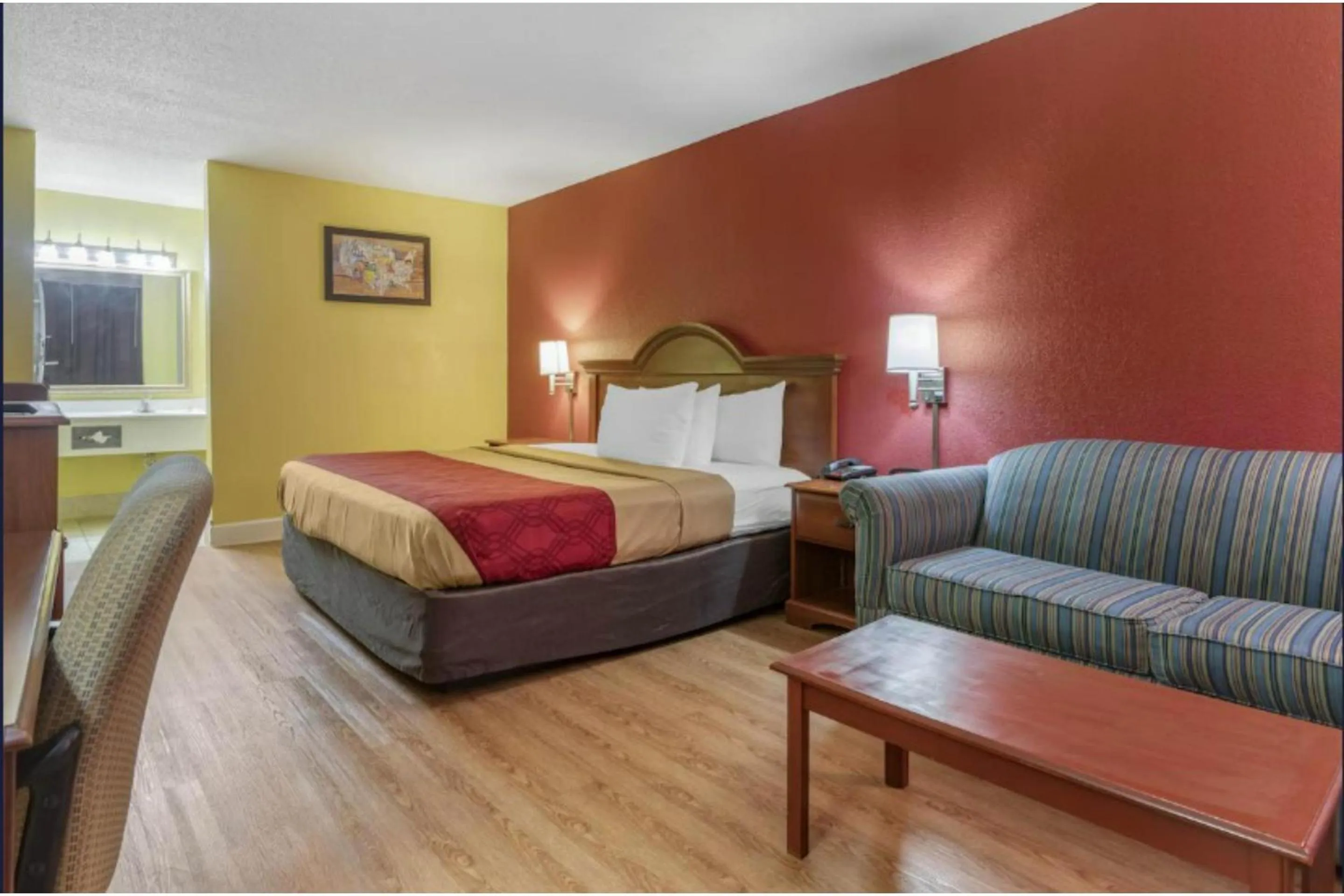 Bedroom, Bed in Travelers Inn Douglas By OYO US-441