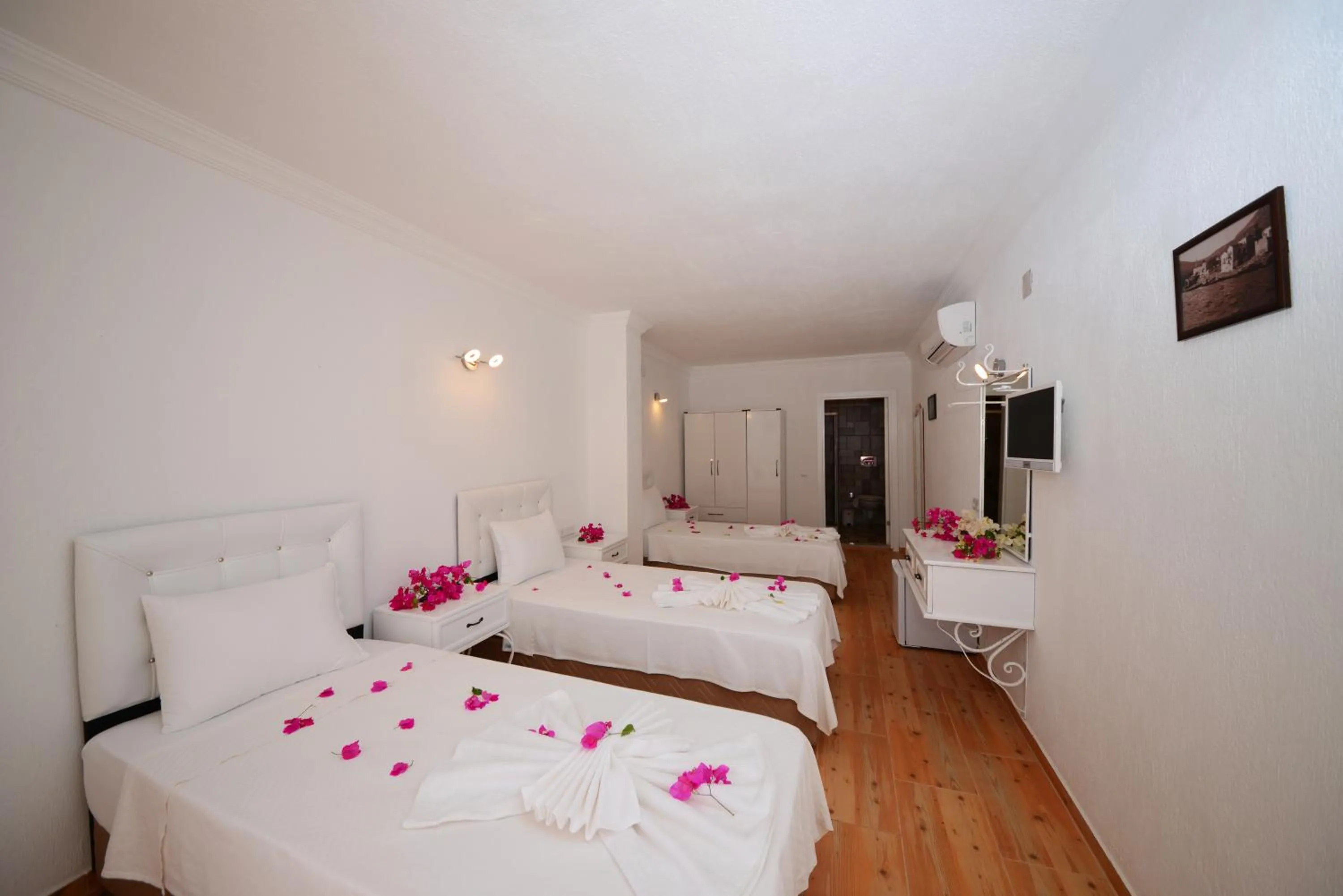 Photo of the whole room, Bed in Neruda Hotel