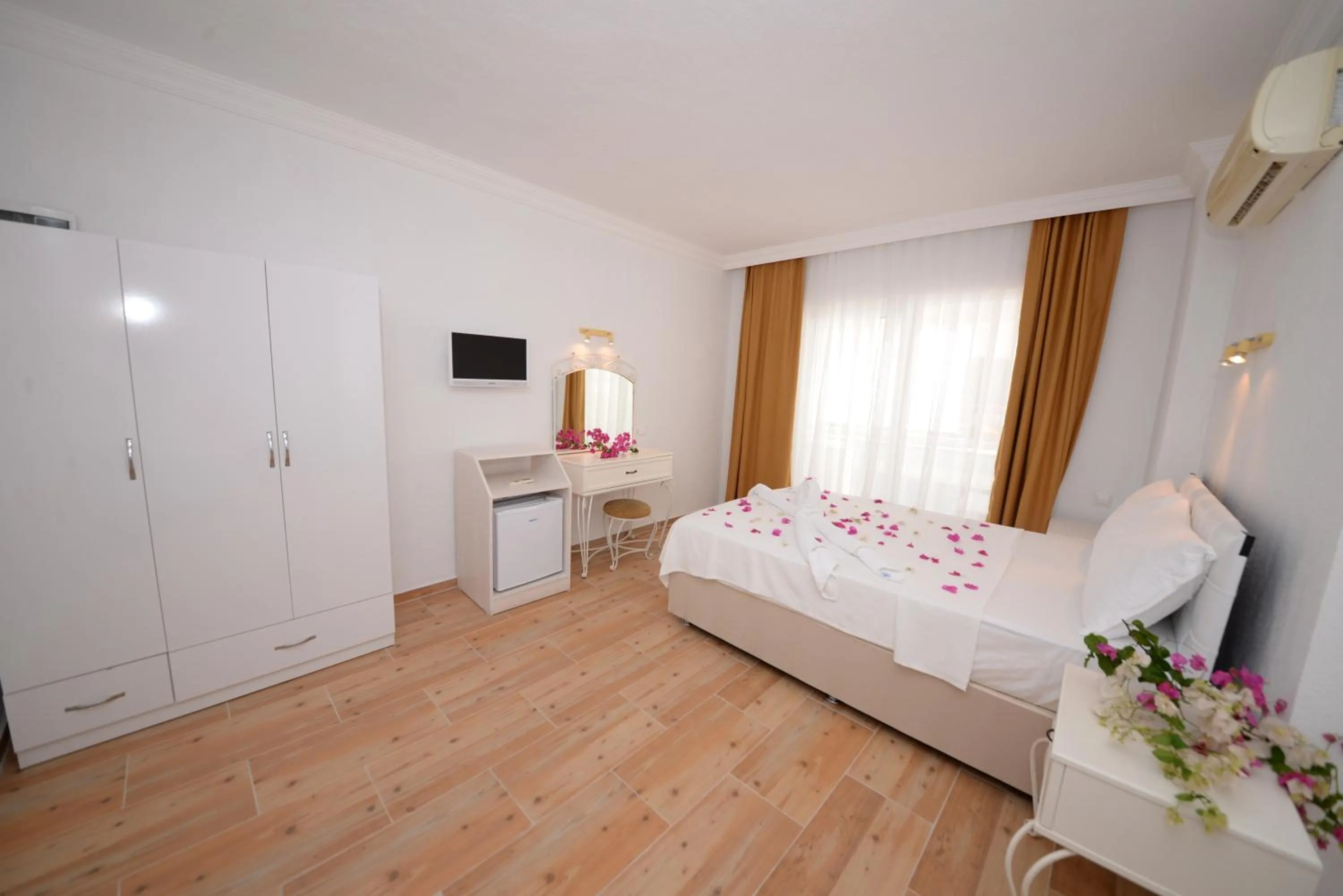 Photo of the whole room, Bed in Neruda Hotel