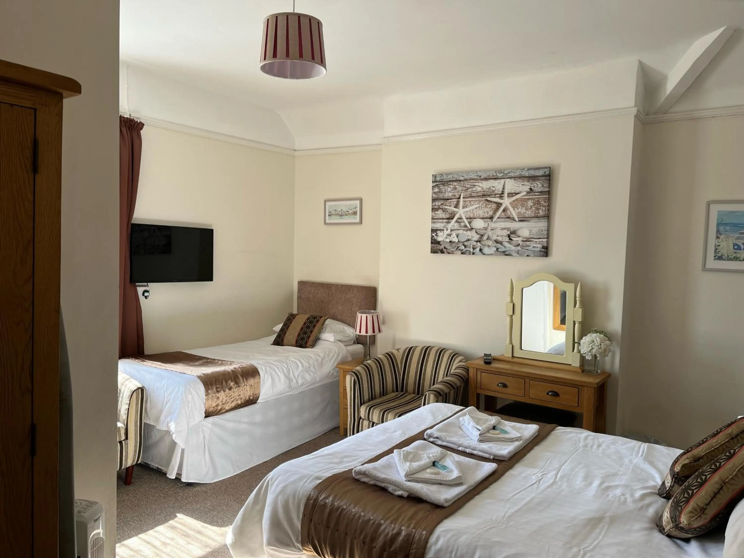 Photo of the whole room, Bed in Cairn House