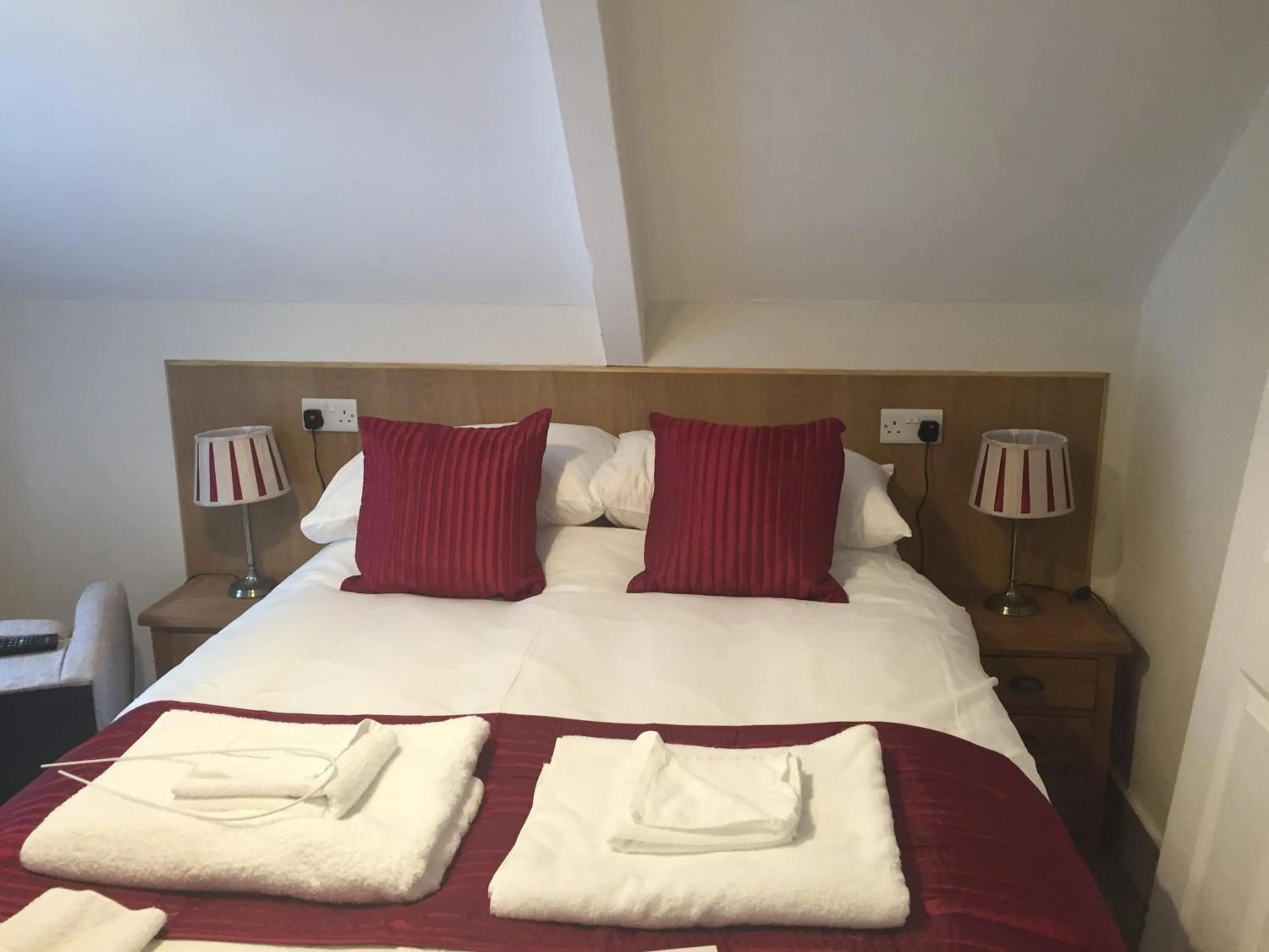 Bedroom, Bed in Cairn House