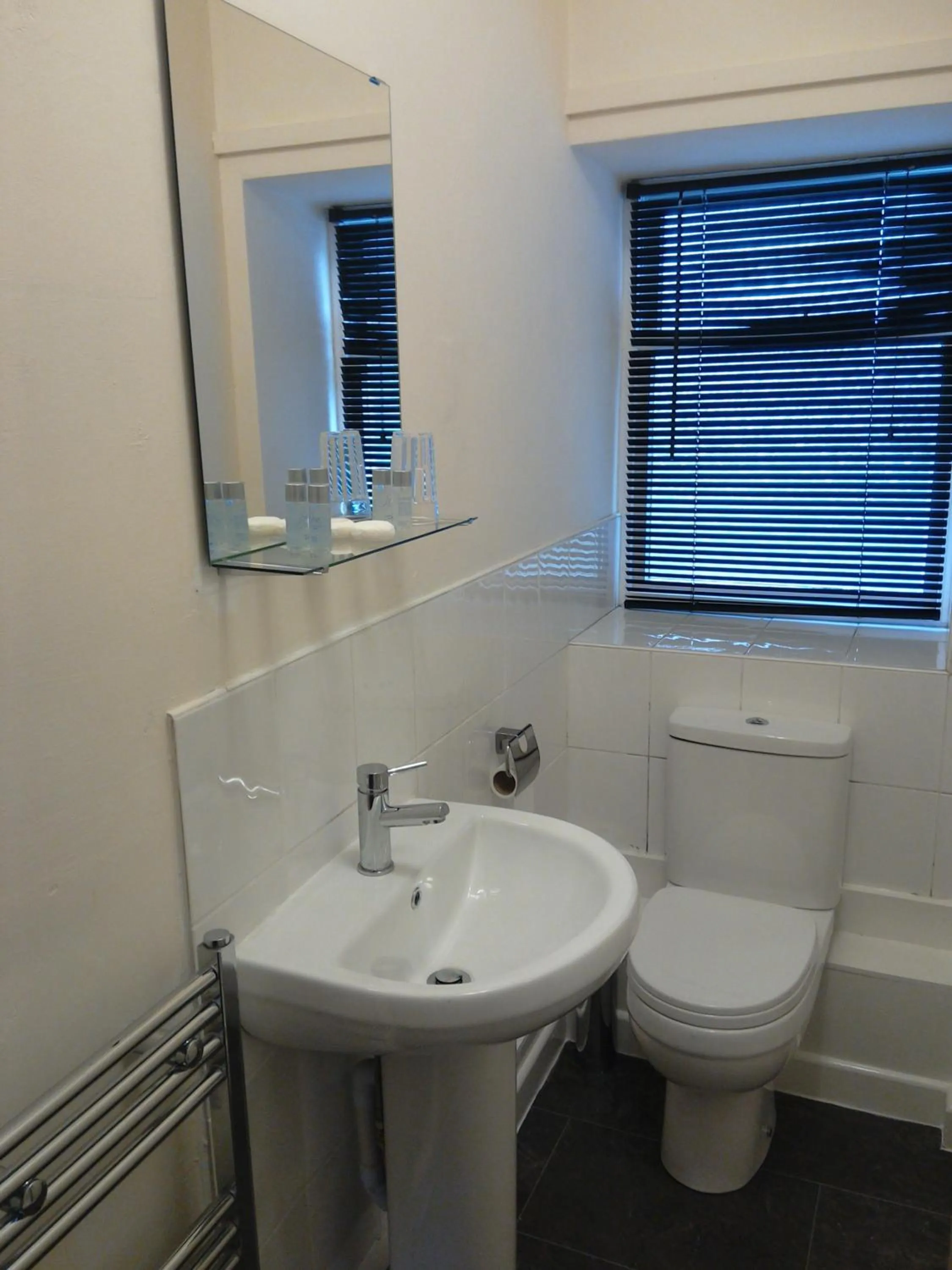 Bathroom in Old Coach House At The Golden Lion