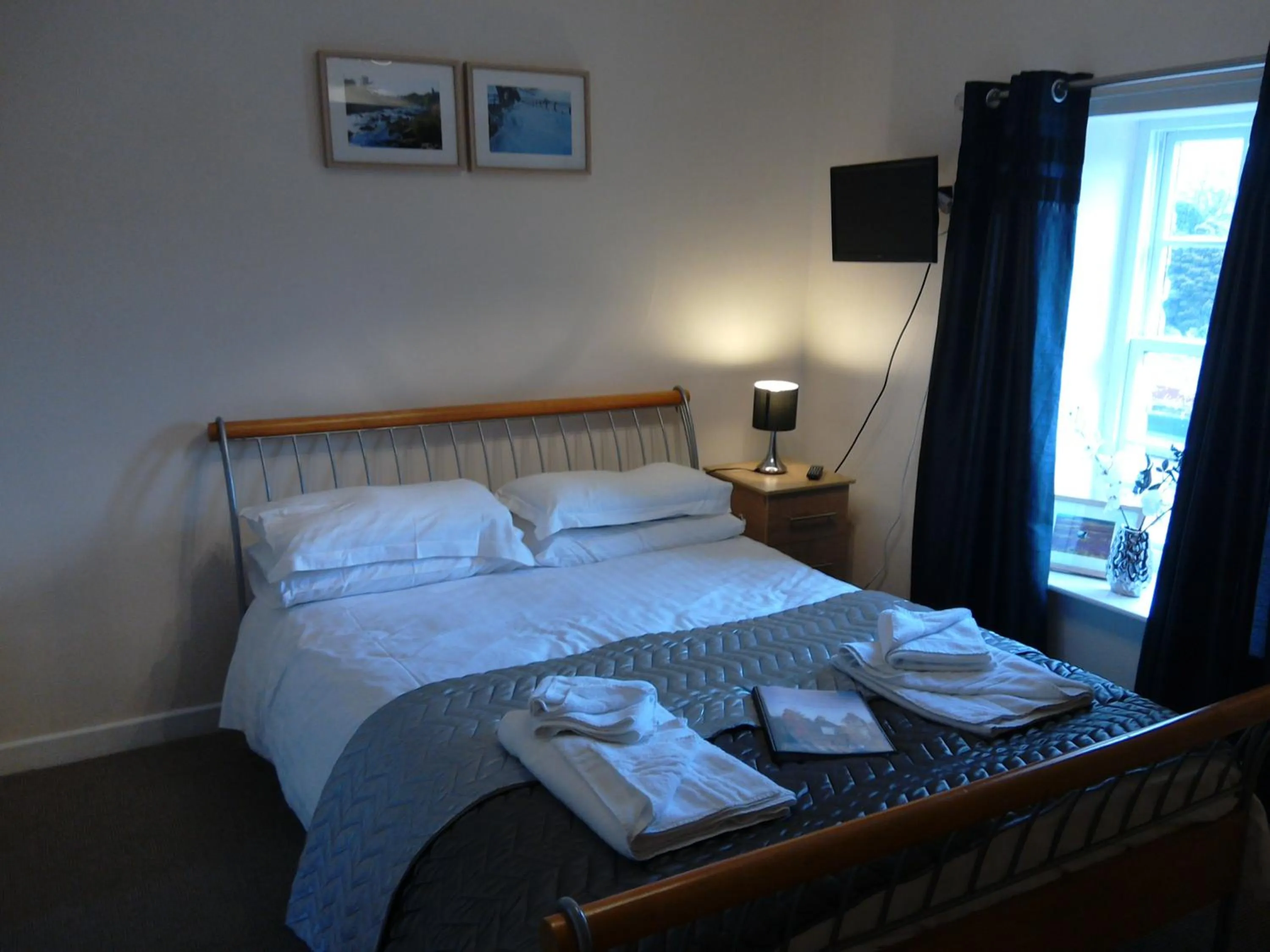 Photo of the whole room, Bed in Old Coach House At The Golden Lion