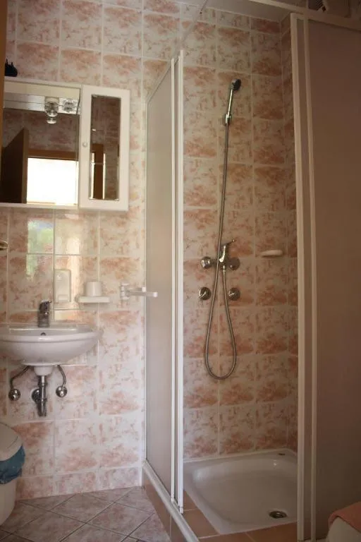 Toilet in Apartments Kravanja