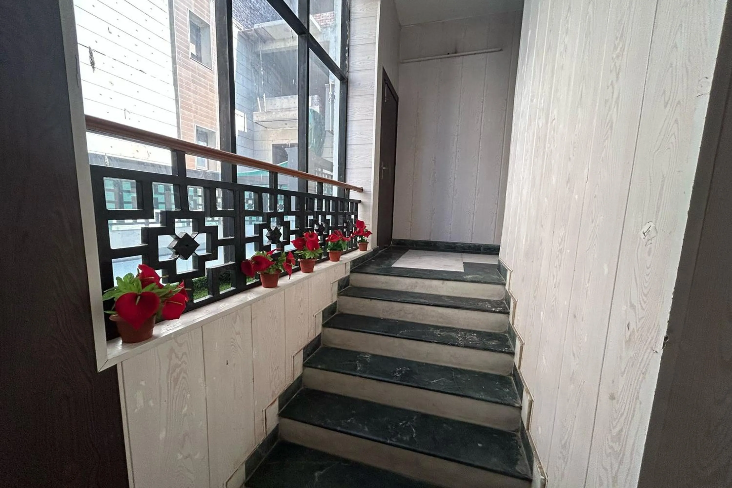 Hotel B K House