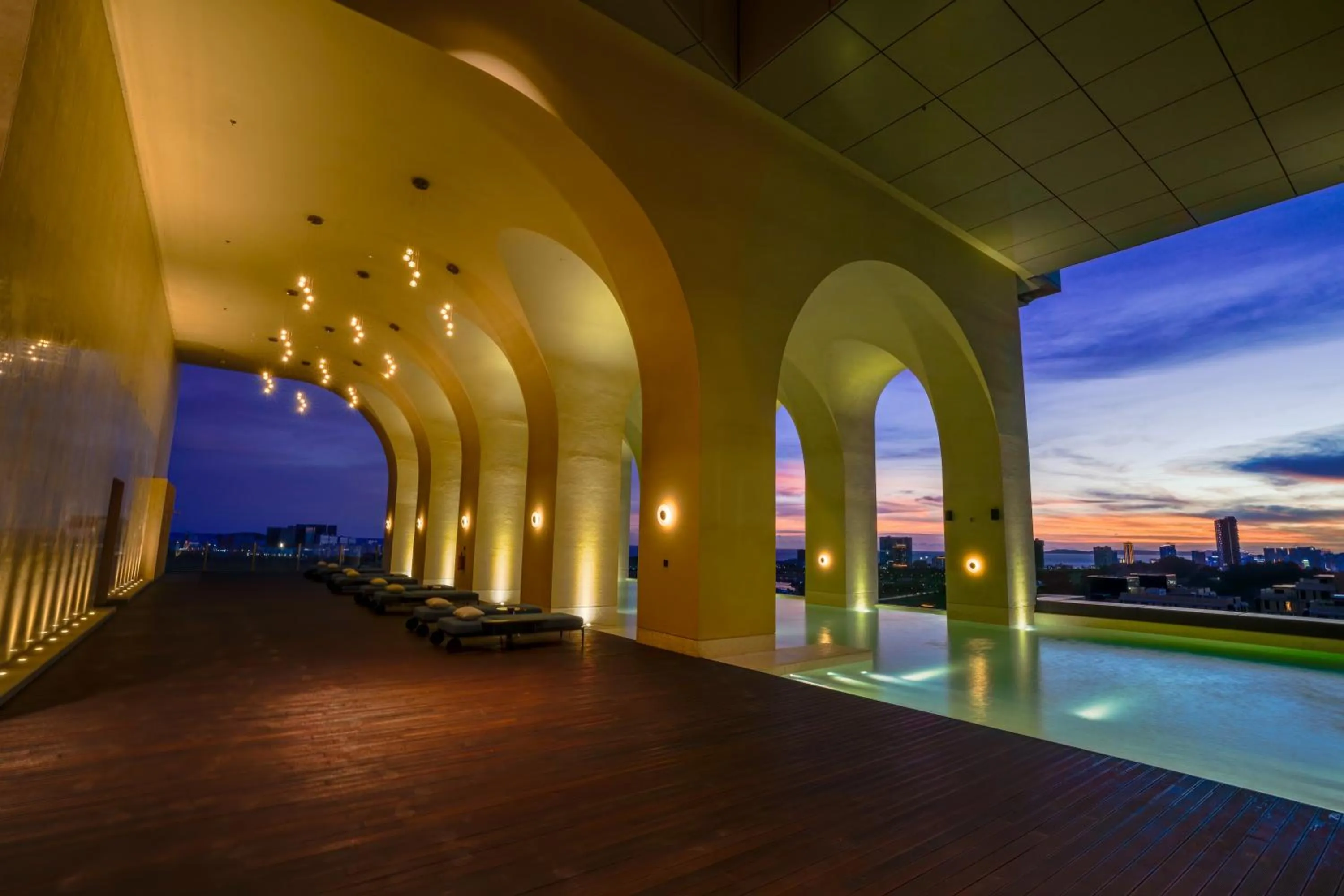 Swimming pool in Arjuna Solitaire Hotel