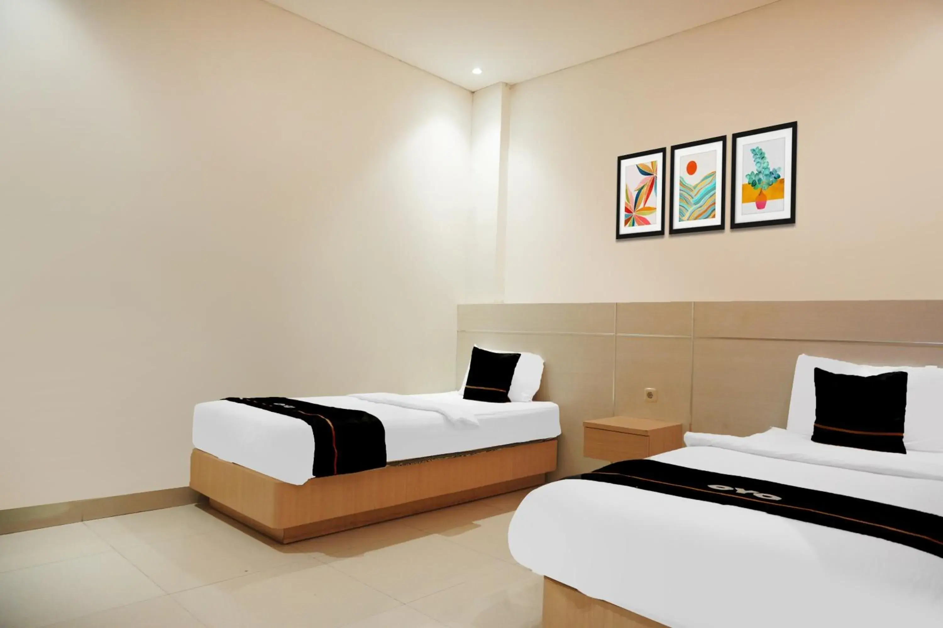 Delxue Twin Room in Townhouse Oak Palembang near Palembang Golf Club formerly KR Hotel Delxue Twin Room in Townhouse Oak Palembang near Palembang Golf Club formerly KR Hotel
