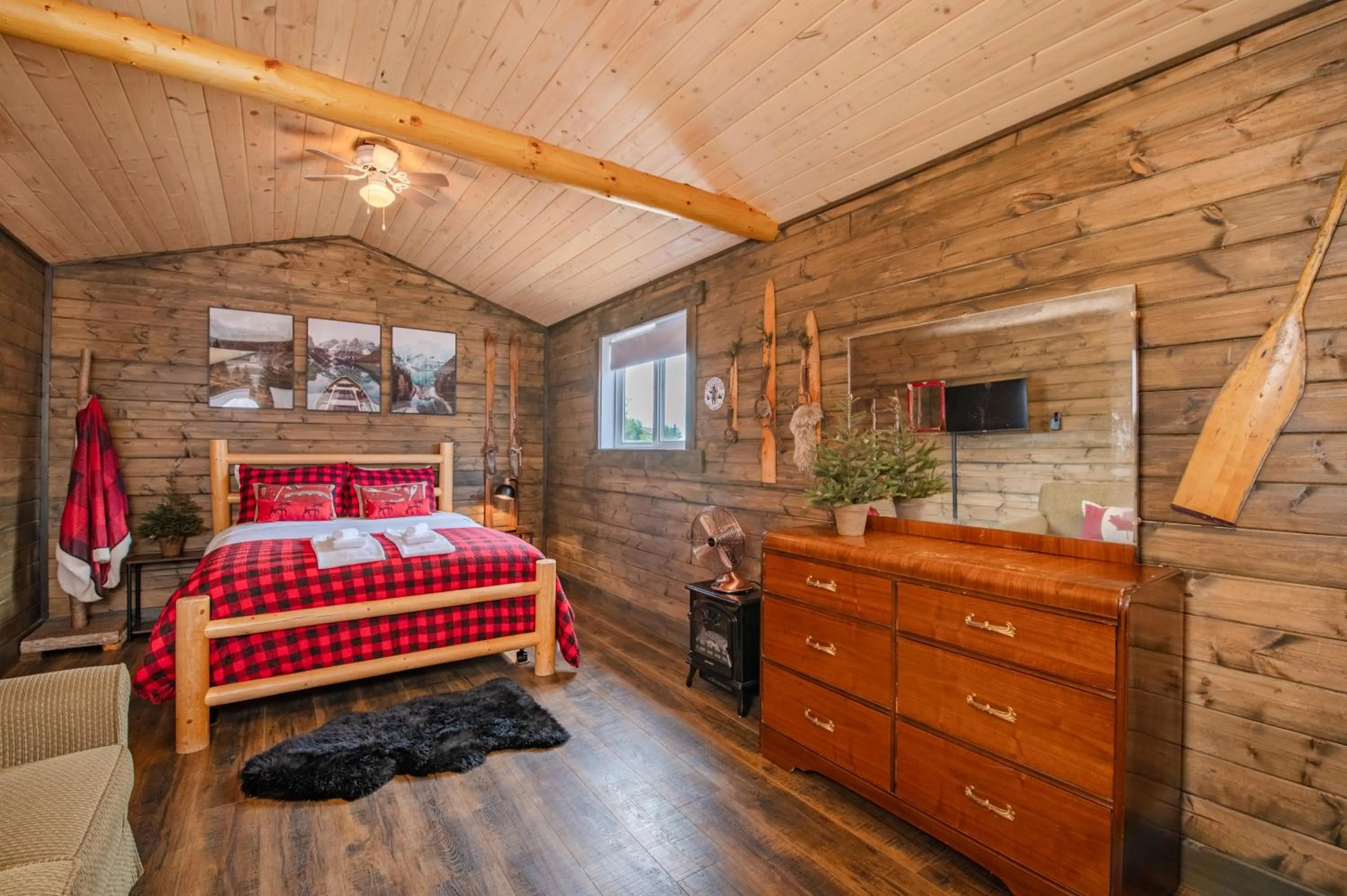 Bed in Prairie Junction Rustic Cabins Stettler