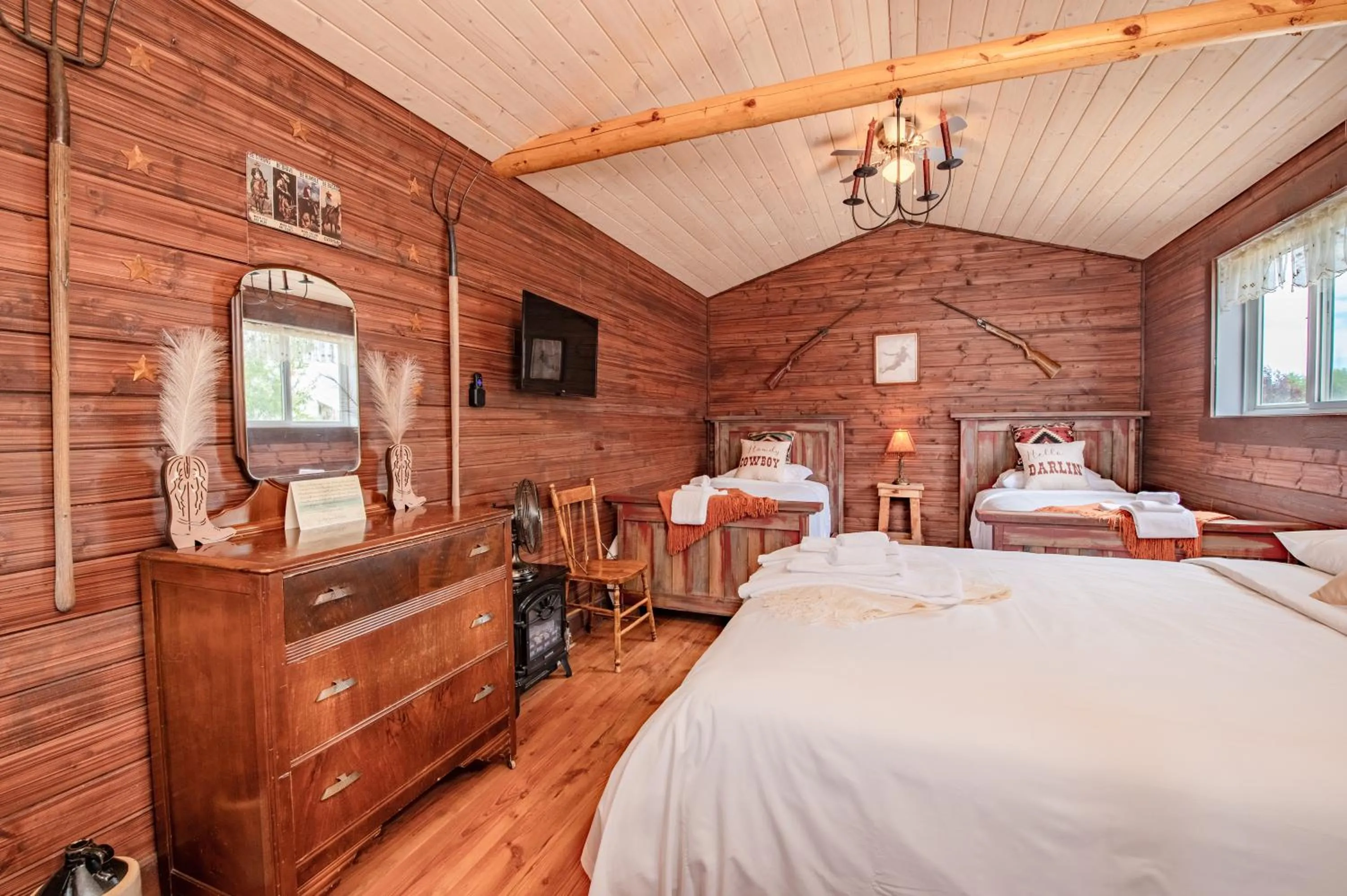 Bed in Prairie Junction Rustic Cabins Stettler