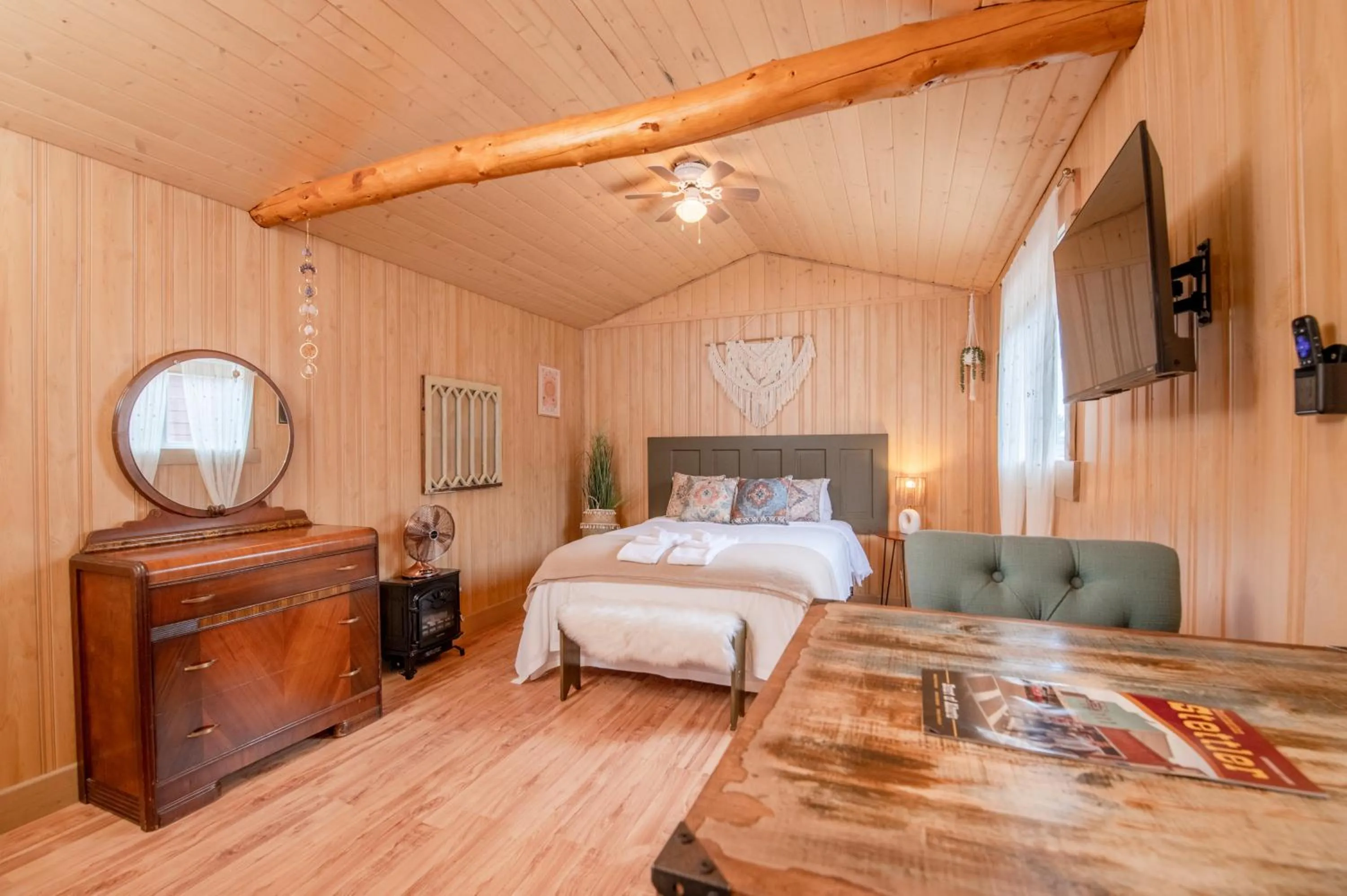 Bed in Prairie Junction Rustic Cabins Stettler