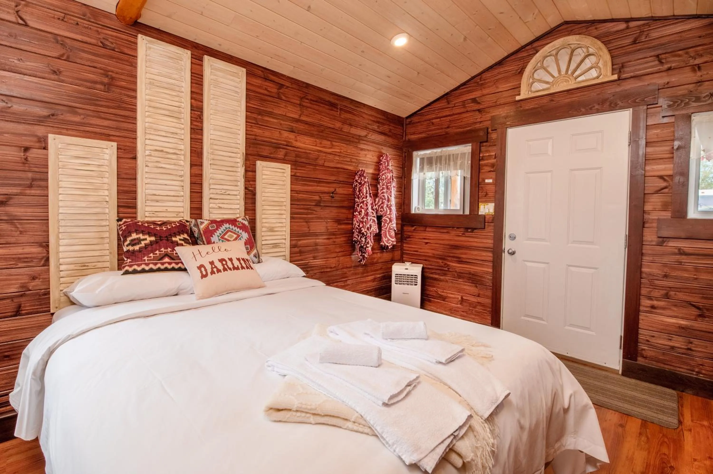 Bed in Prairie Junction Rustic Cabins Stettler