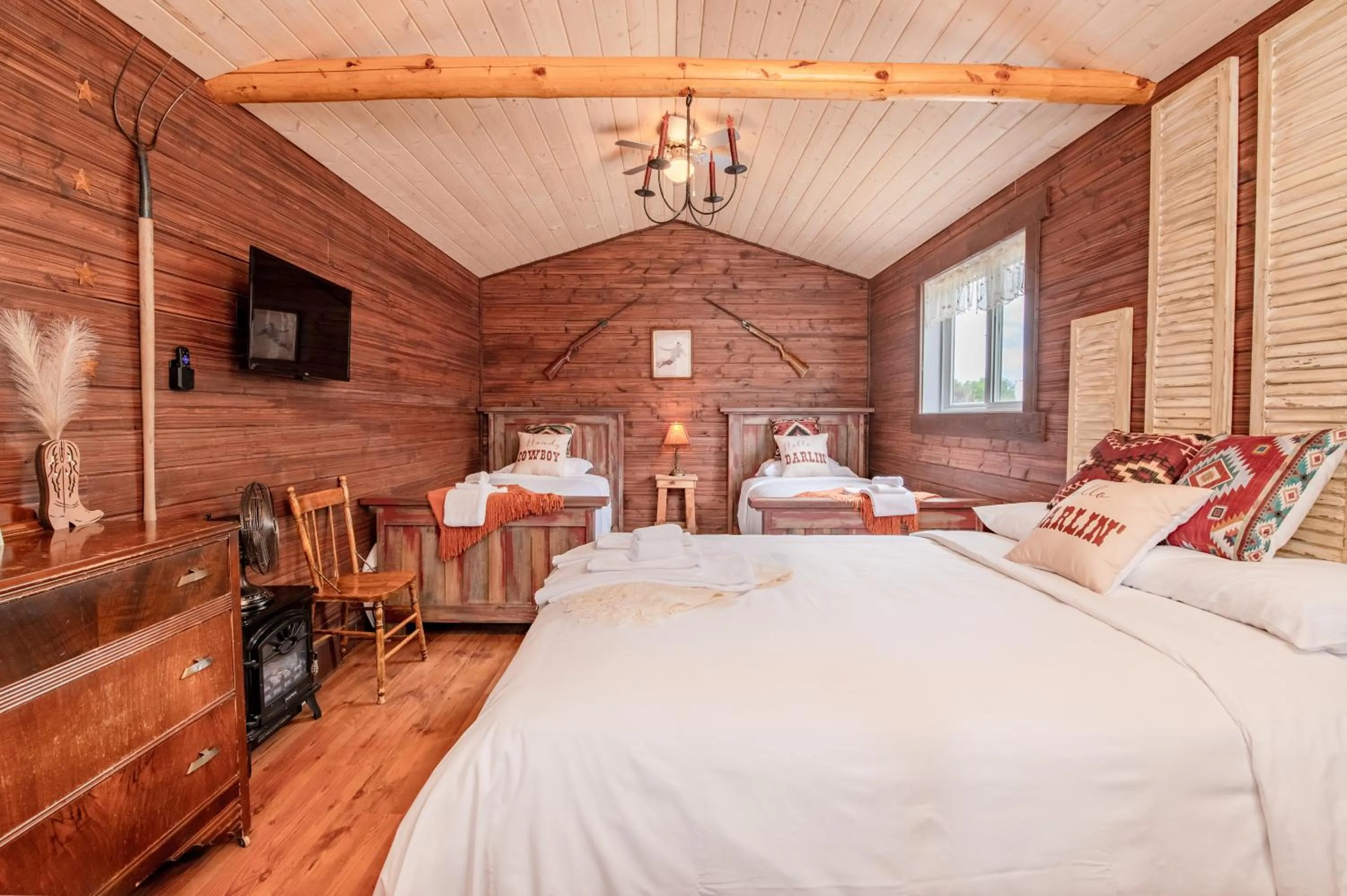 Bed in Prairie Junction Rustic Cabins Stettler