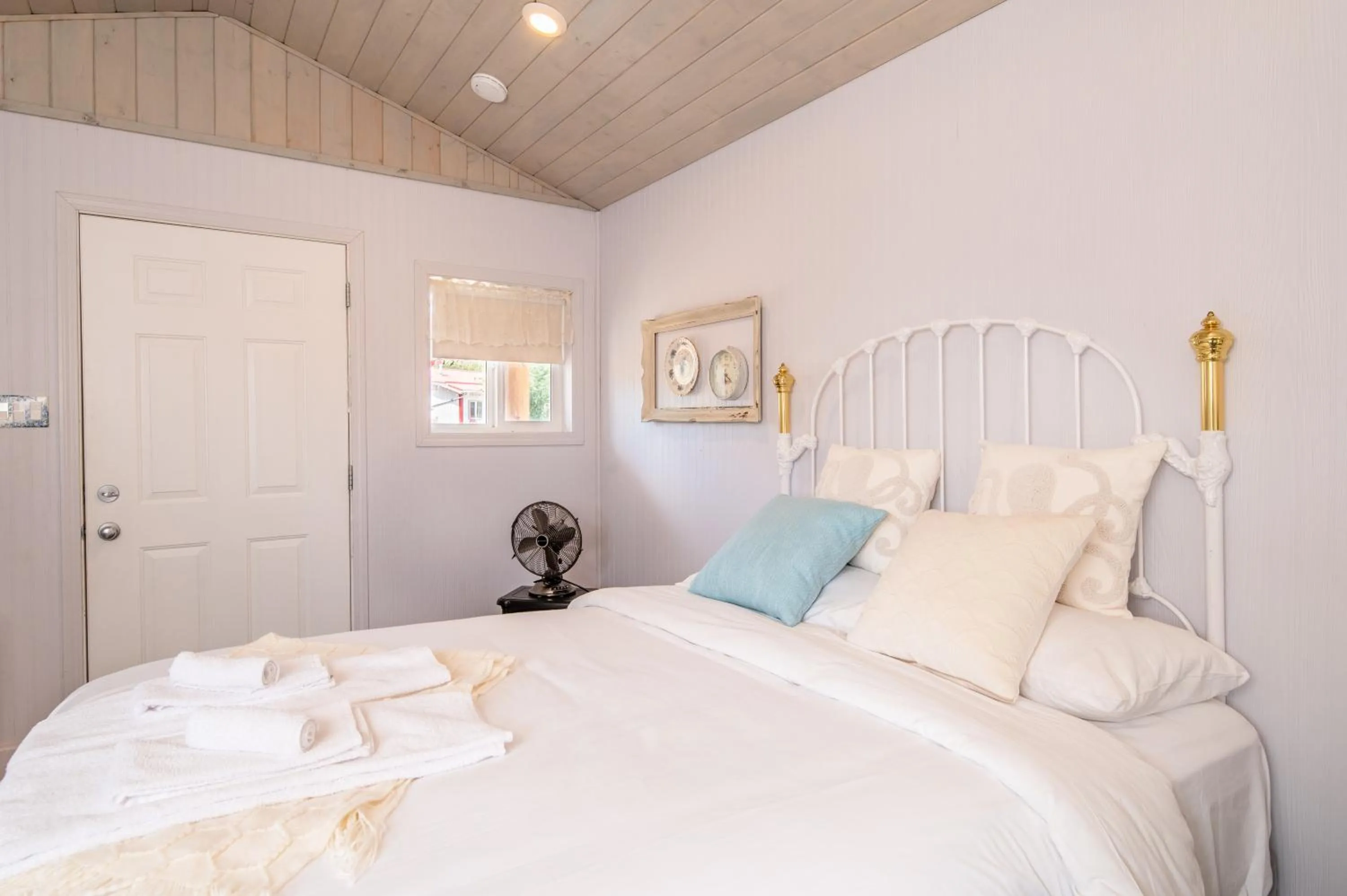 Bed in Prairie Junction Rustic Cabins Stettler