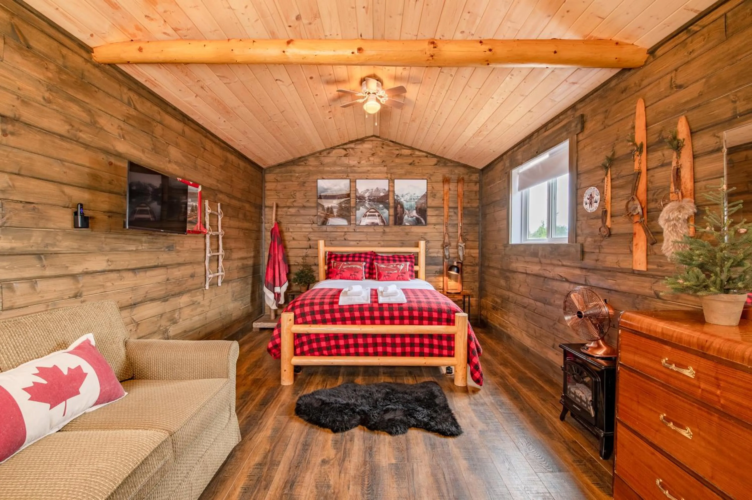 Bed in Prairie Junction Rustic Cabins Stettler