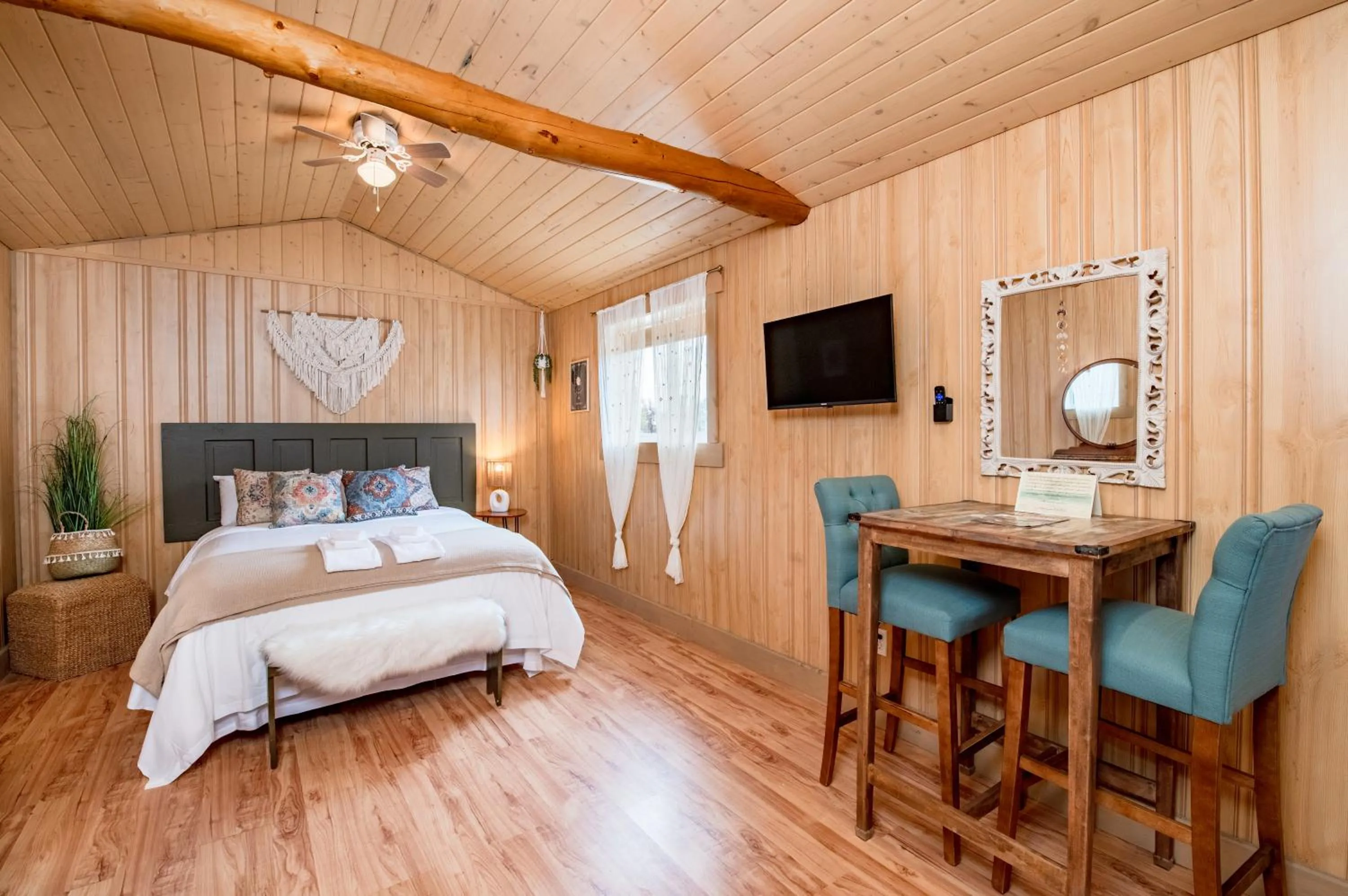 Bed in Prairie Junction Rustic Cabins Stettler