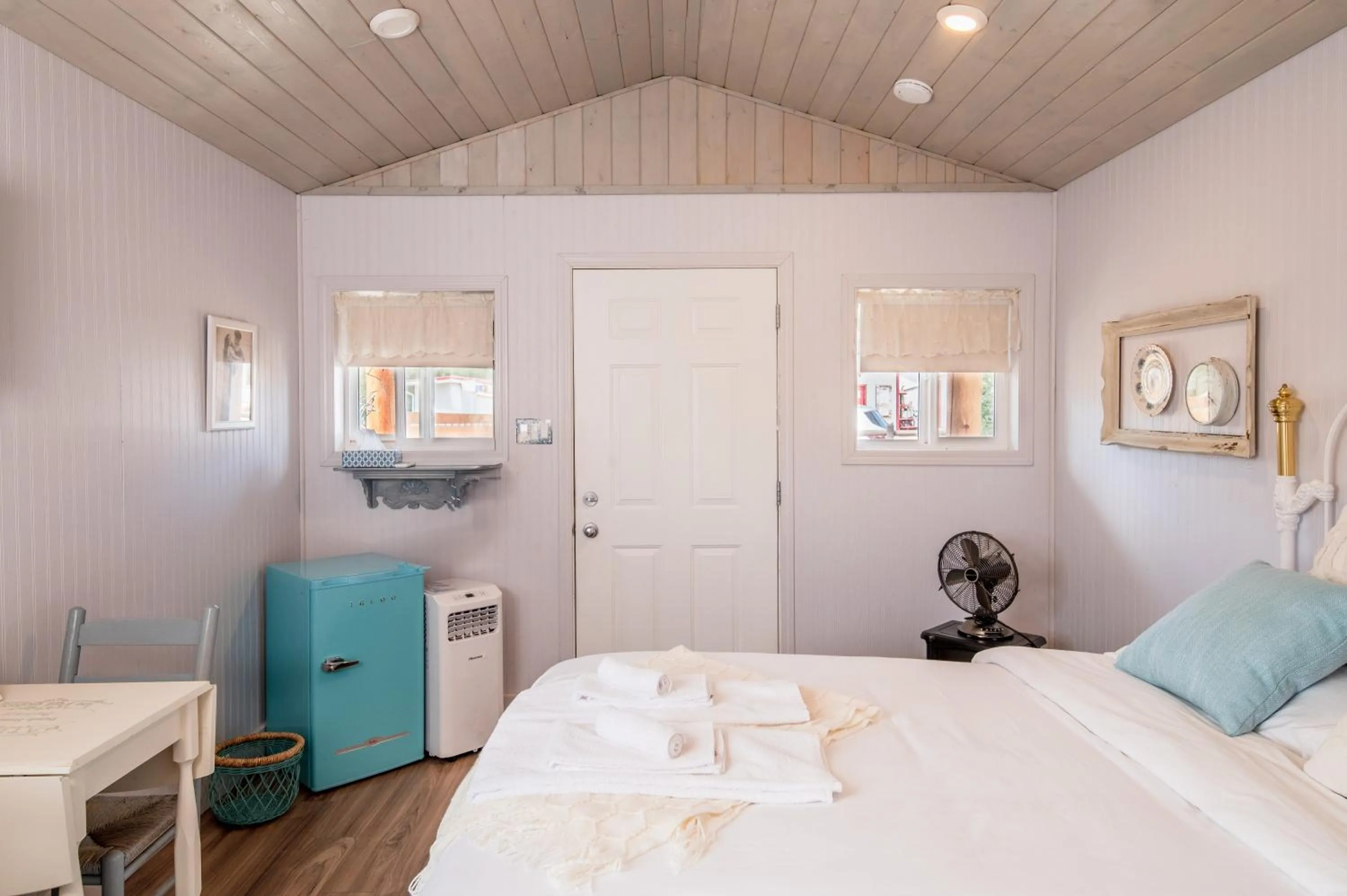 Bed in Prairie Junction Rustic Cabins Stettler