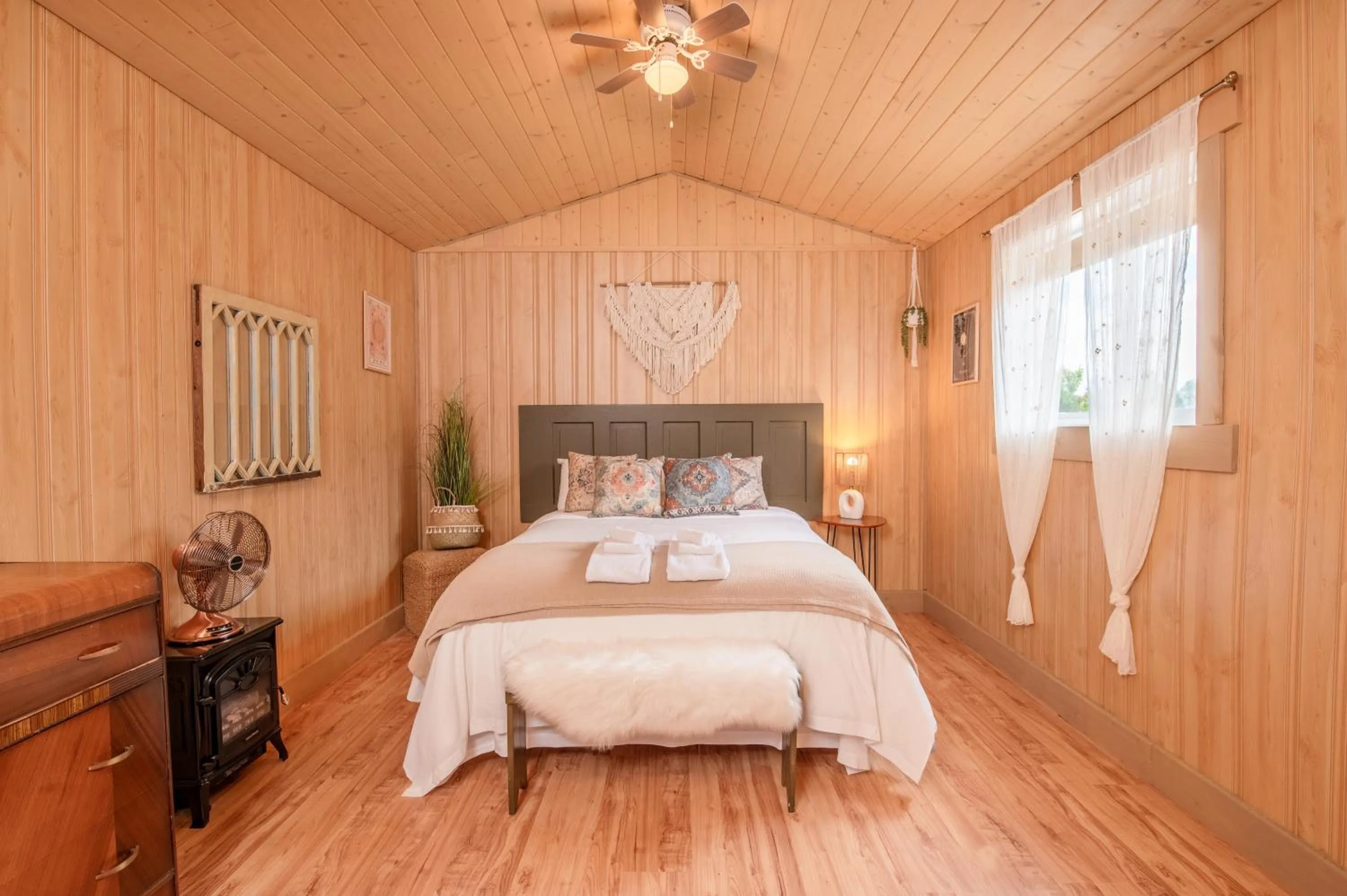 Bed in Prairie Junction Rustic Cabins Stettler