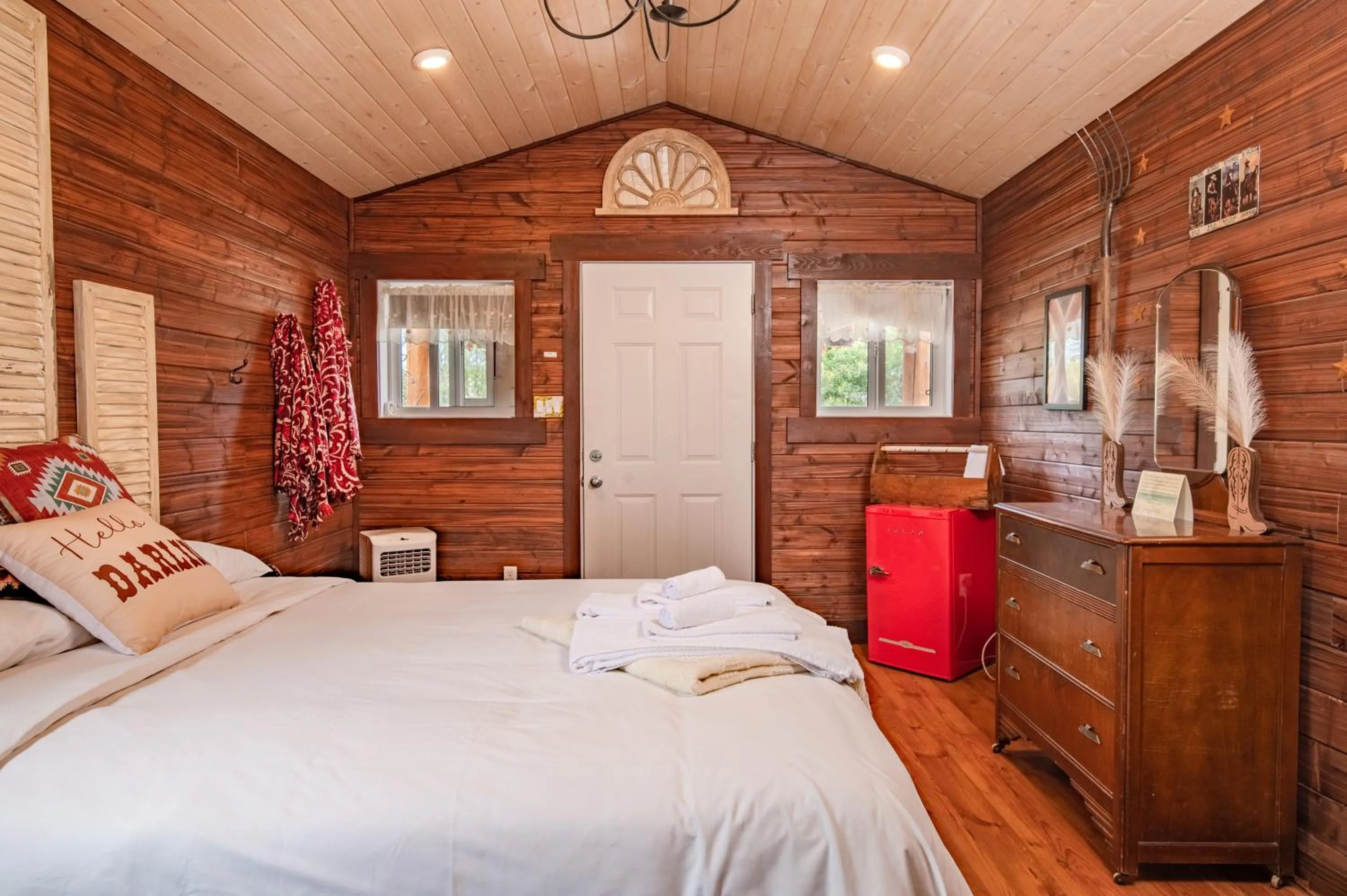 Bed in Prairie Junction Rustic Cabins Stettler