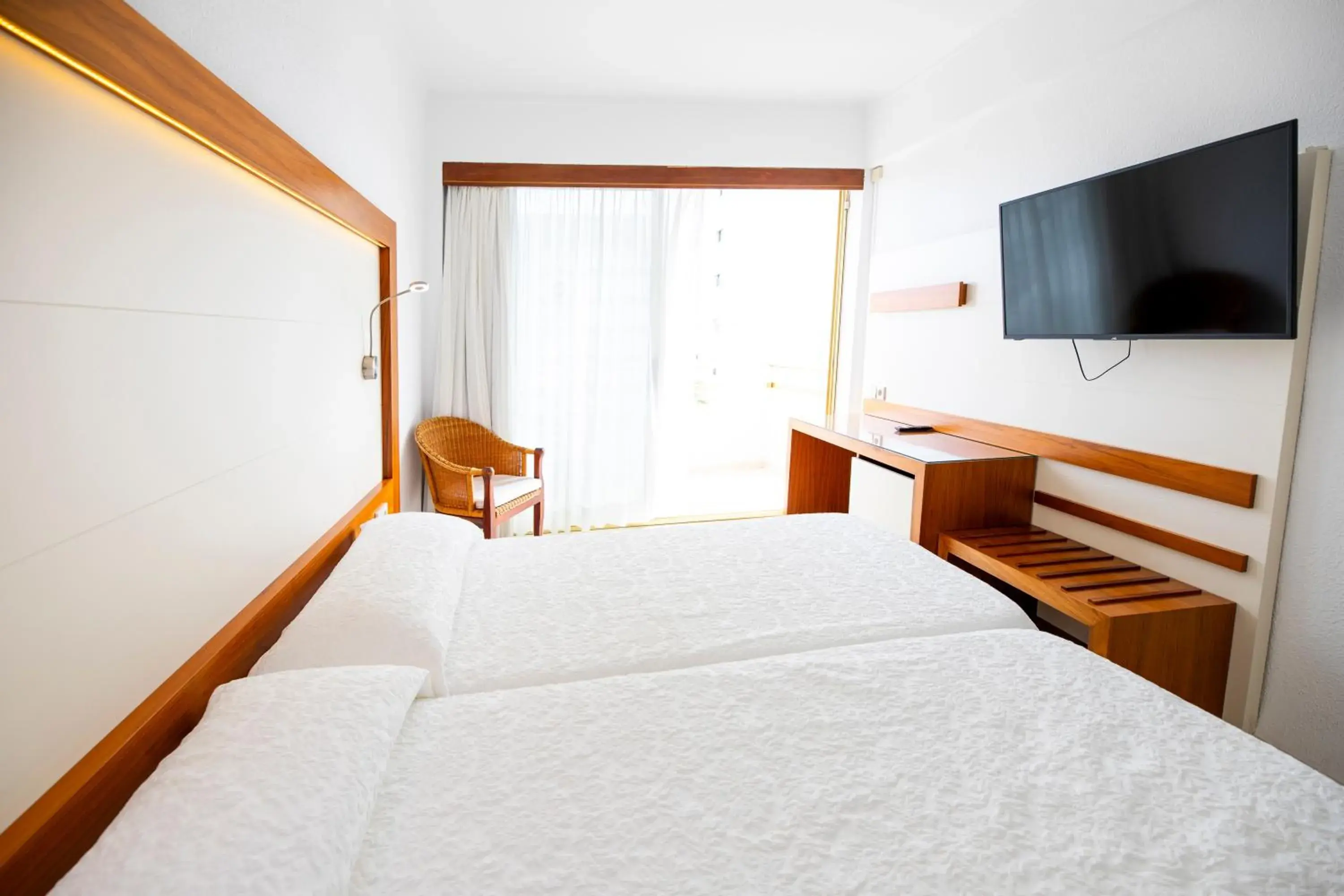 Double or Twin Room with Balcony in Hotel Biniamar Double or Twin Room with Balcony in Hotel Biniamar