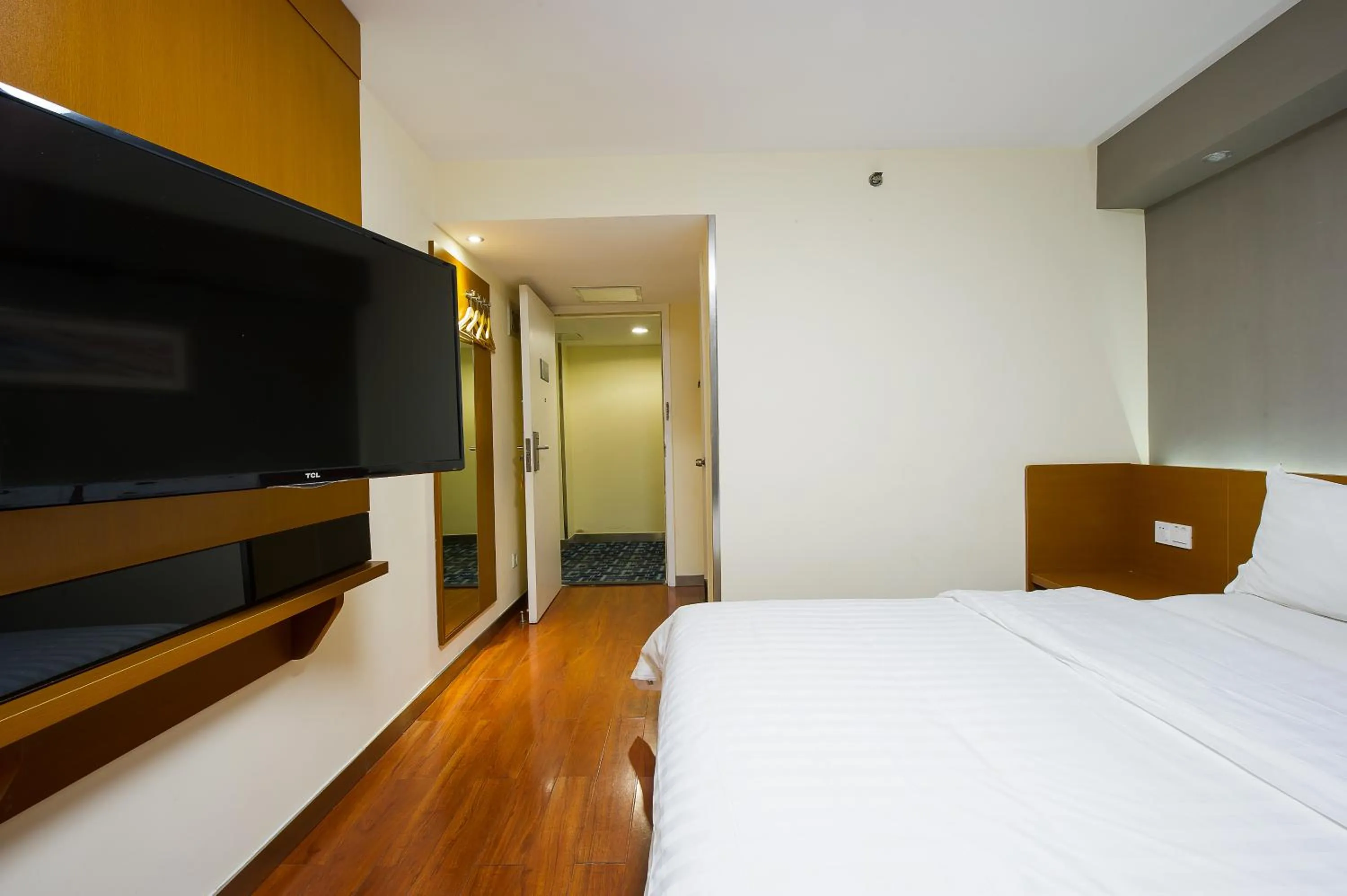 Photo of the whole room in 7Days Premium Xi'an Xiaozhai Metro Station Jinsha