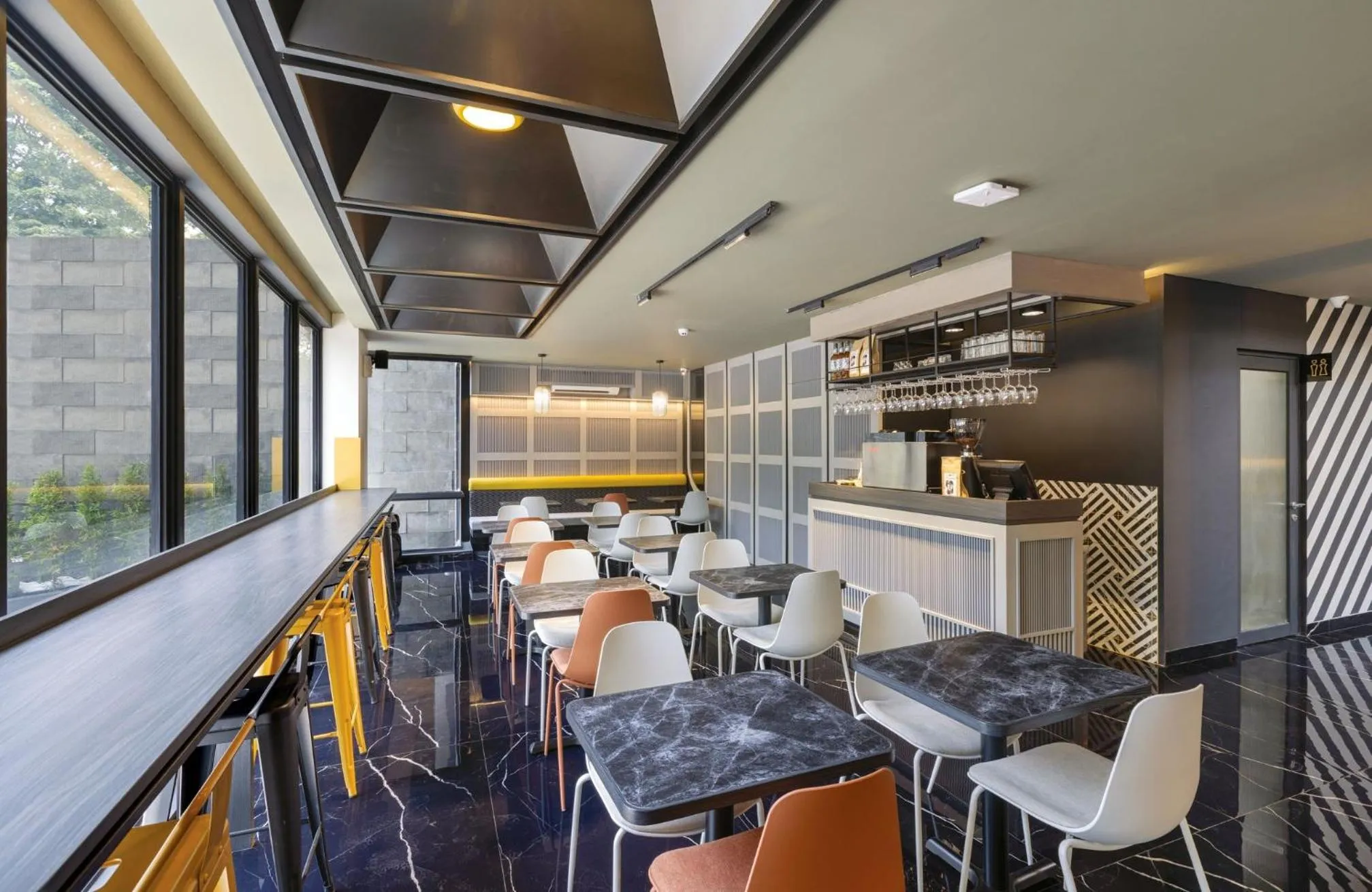 Restaurant/places to eat in ROOMS INC Sudirman Jakarta