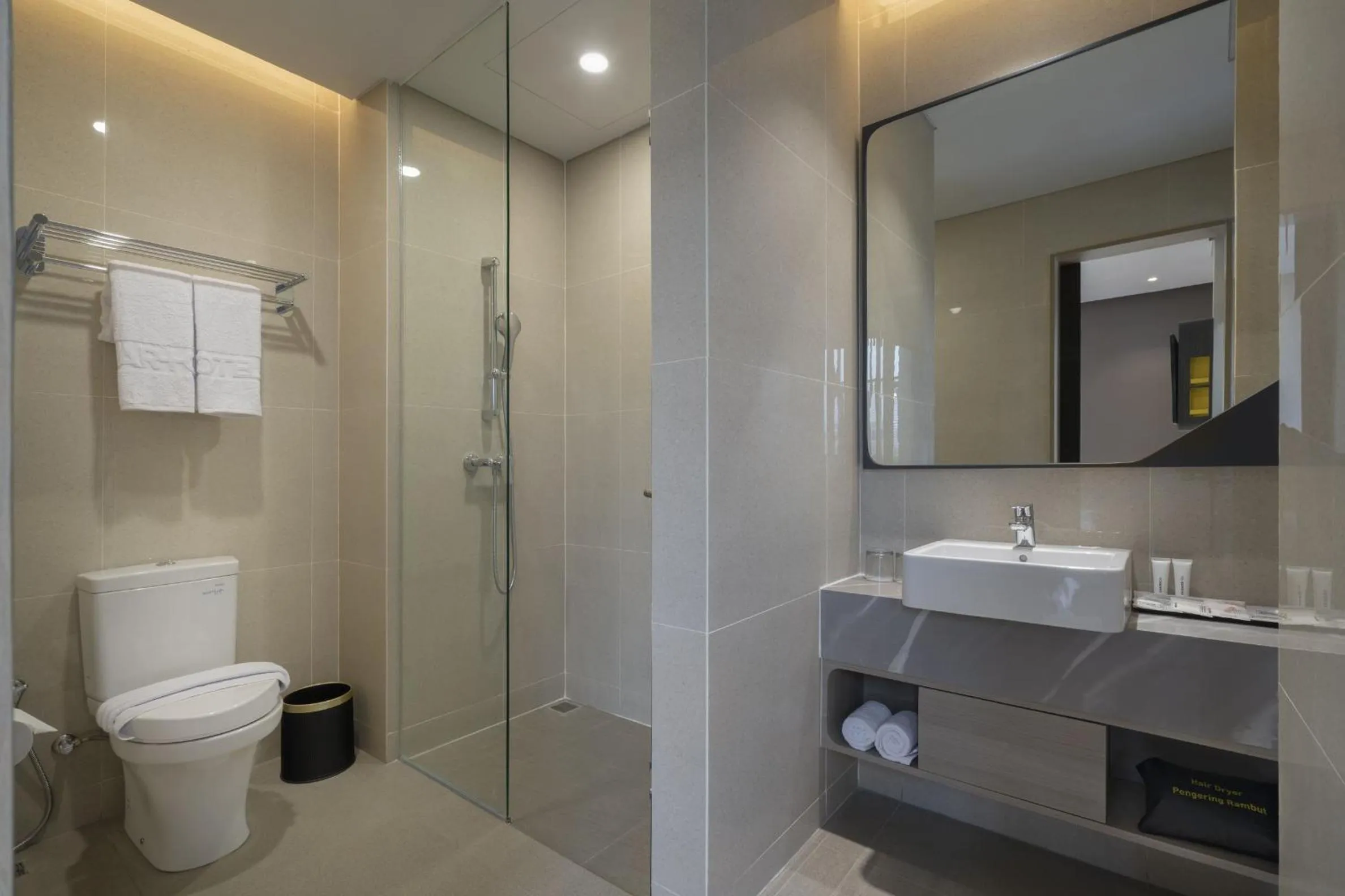 Bathroom in ROOMS INC Sudirman Jakarta