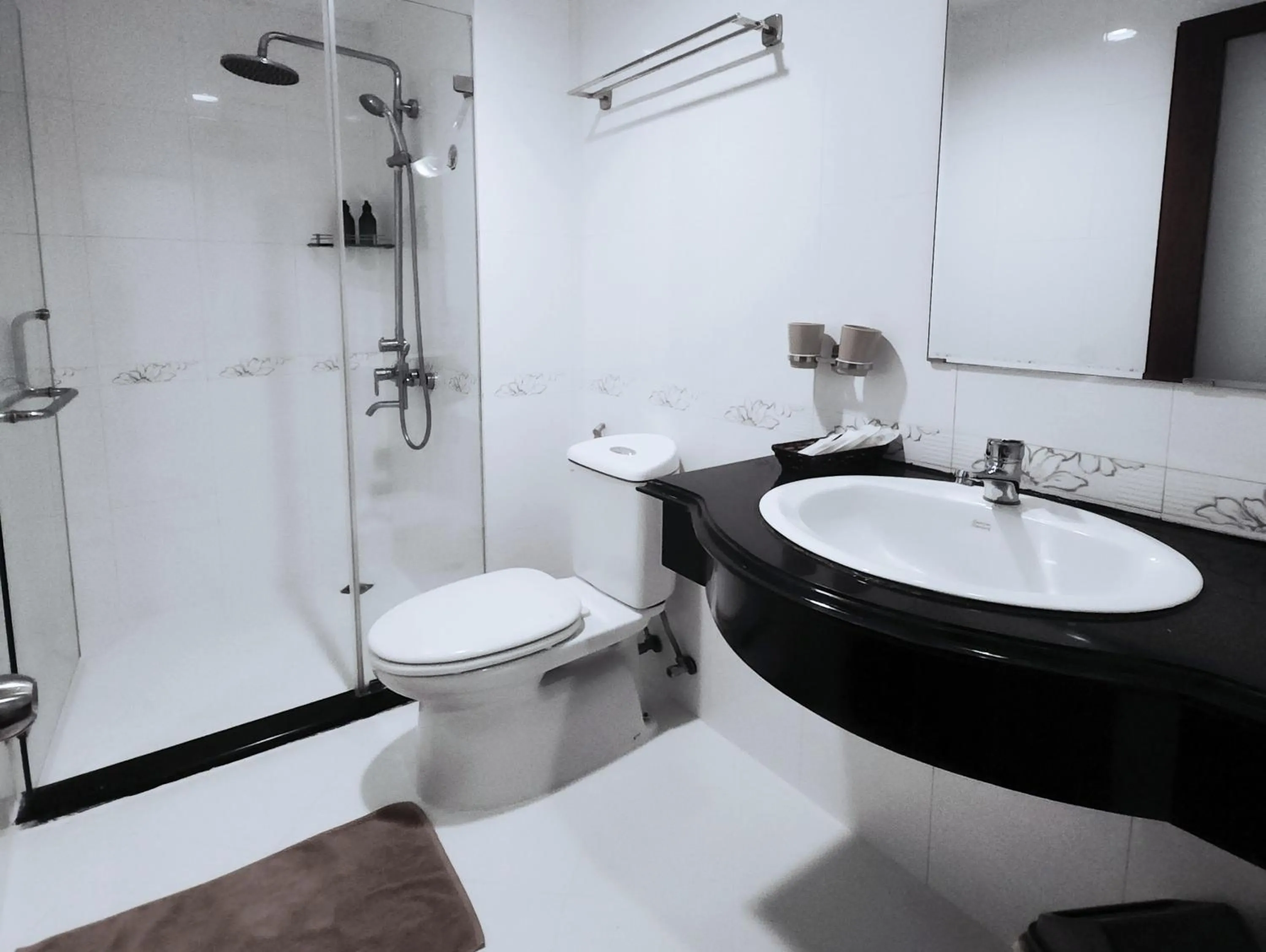 Shower in Beautiful Hotel Bui vien
