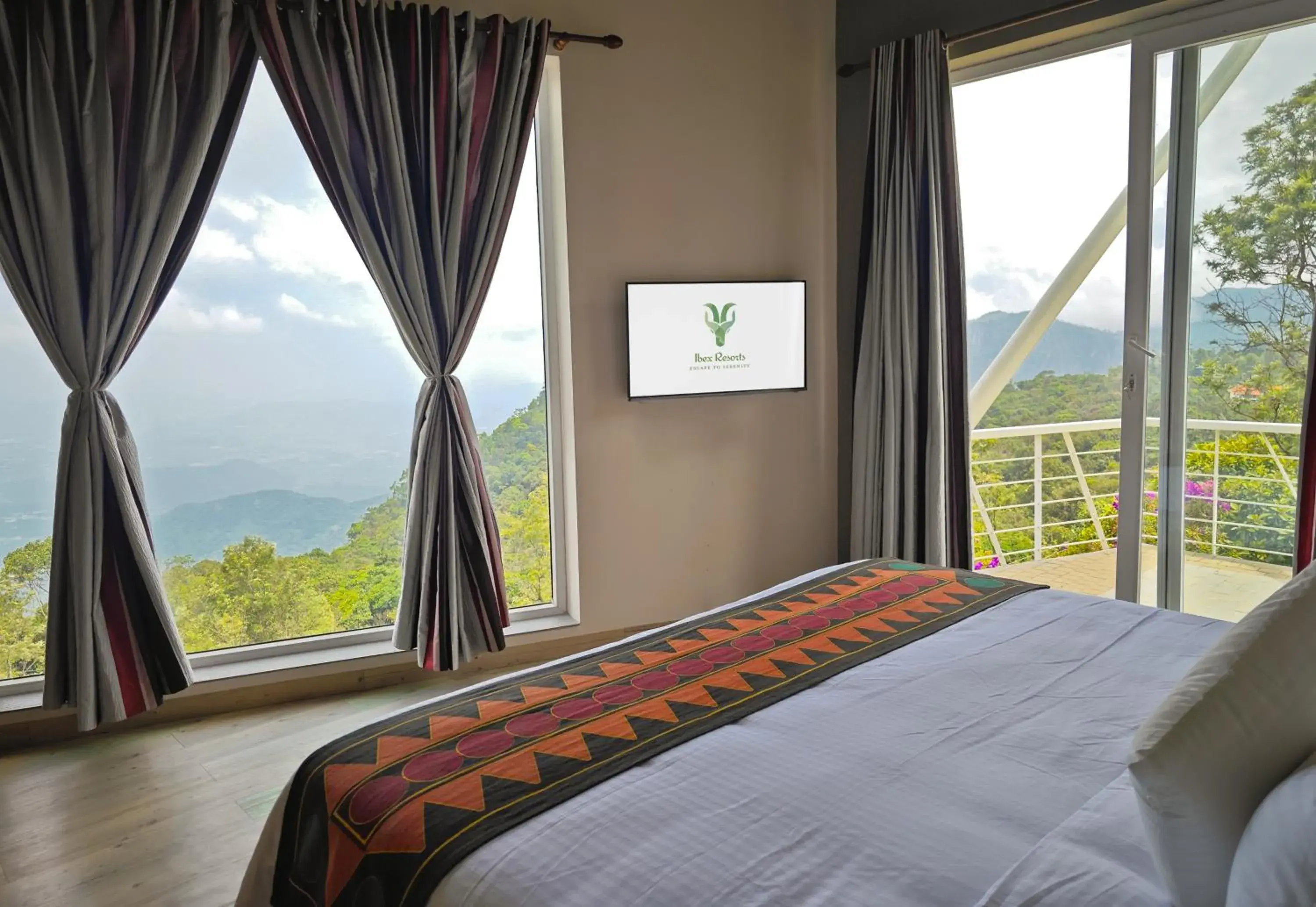 TV and multimedia, Bed in Ibex Resorts, Coonoor - Tapas TV and multimedia, Bed in Ibex Resorts, Coonoor - Tapas