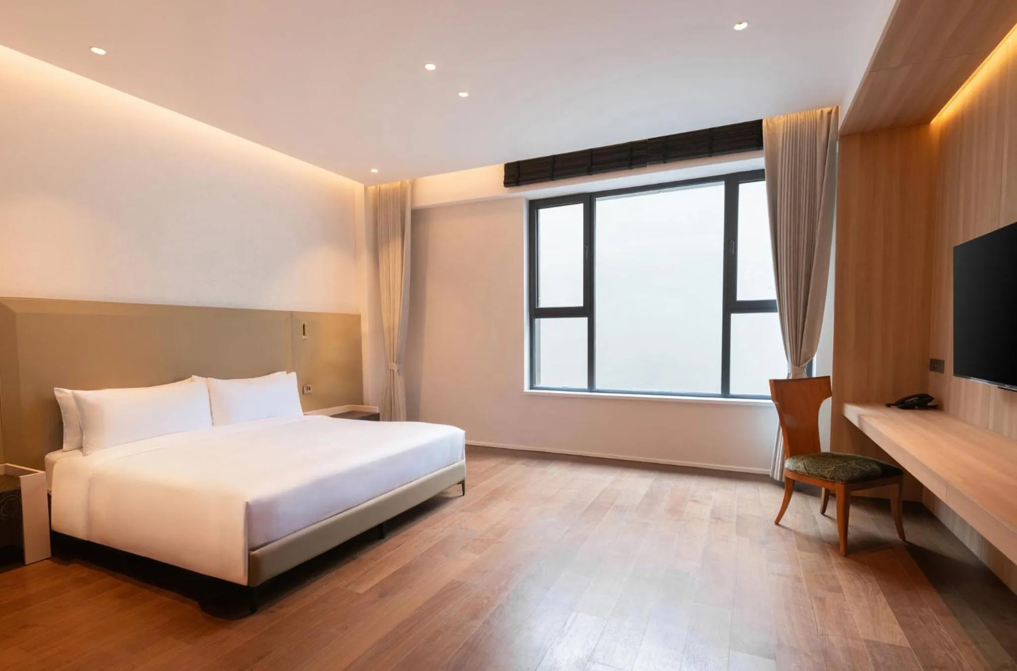 Photo of the whole room, Bed in InterContinental Hotels Shanghai Jing'An Ser Apt.by IHG