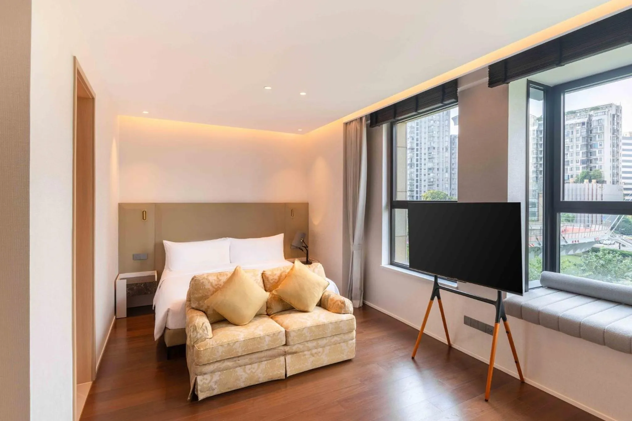 Photo of the whole room, Bed in InterContinental Hotels Shanghai Jing'An Ser Apt.by IHG