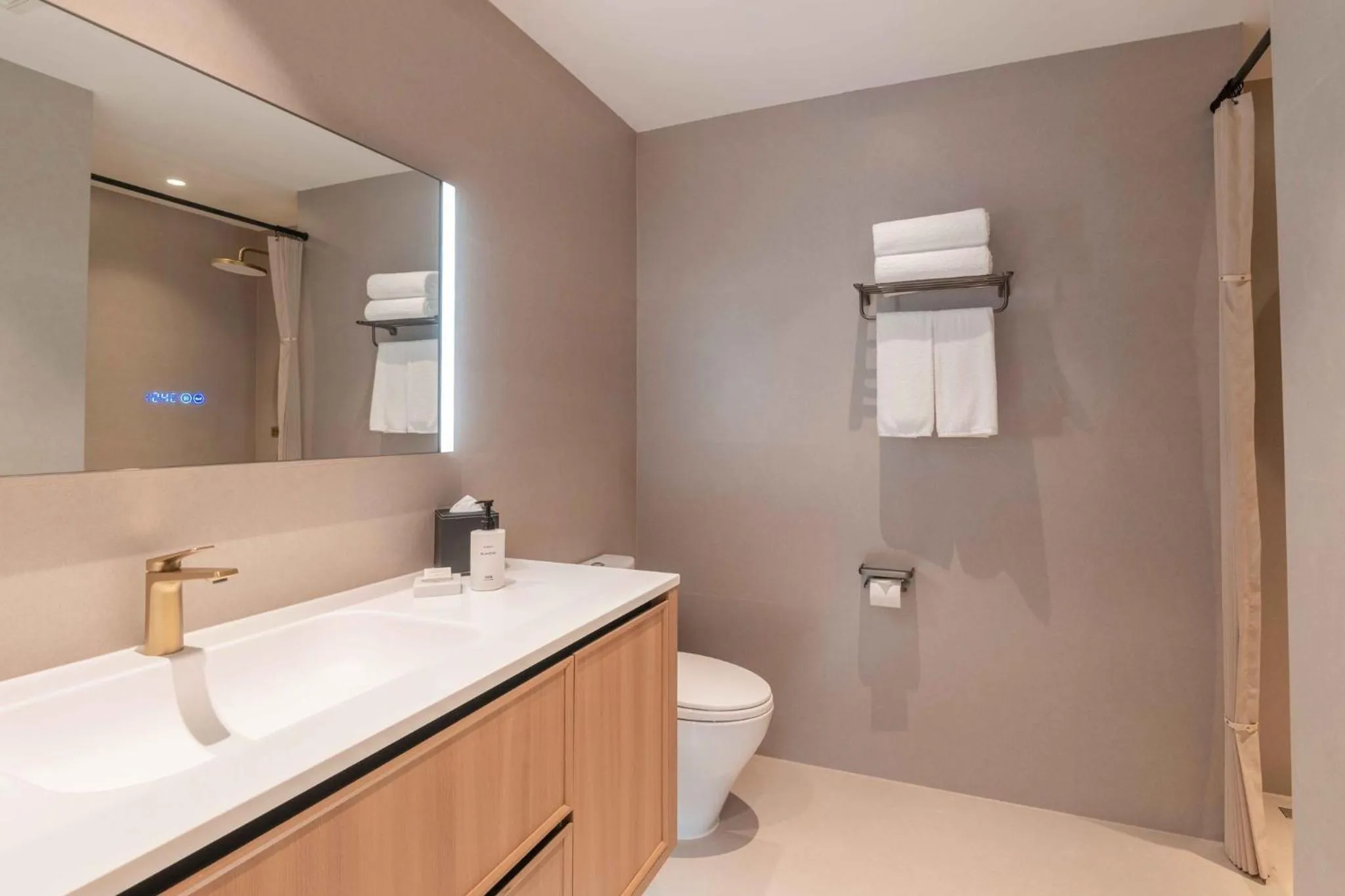 Photo of the whole room in InterContinental Hotels Shanghai Jing'An Ser Apt.by IHG