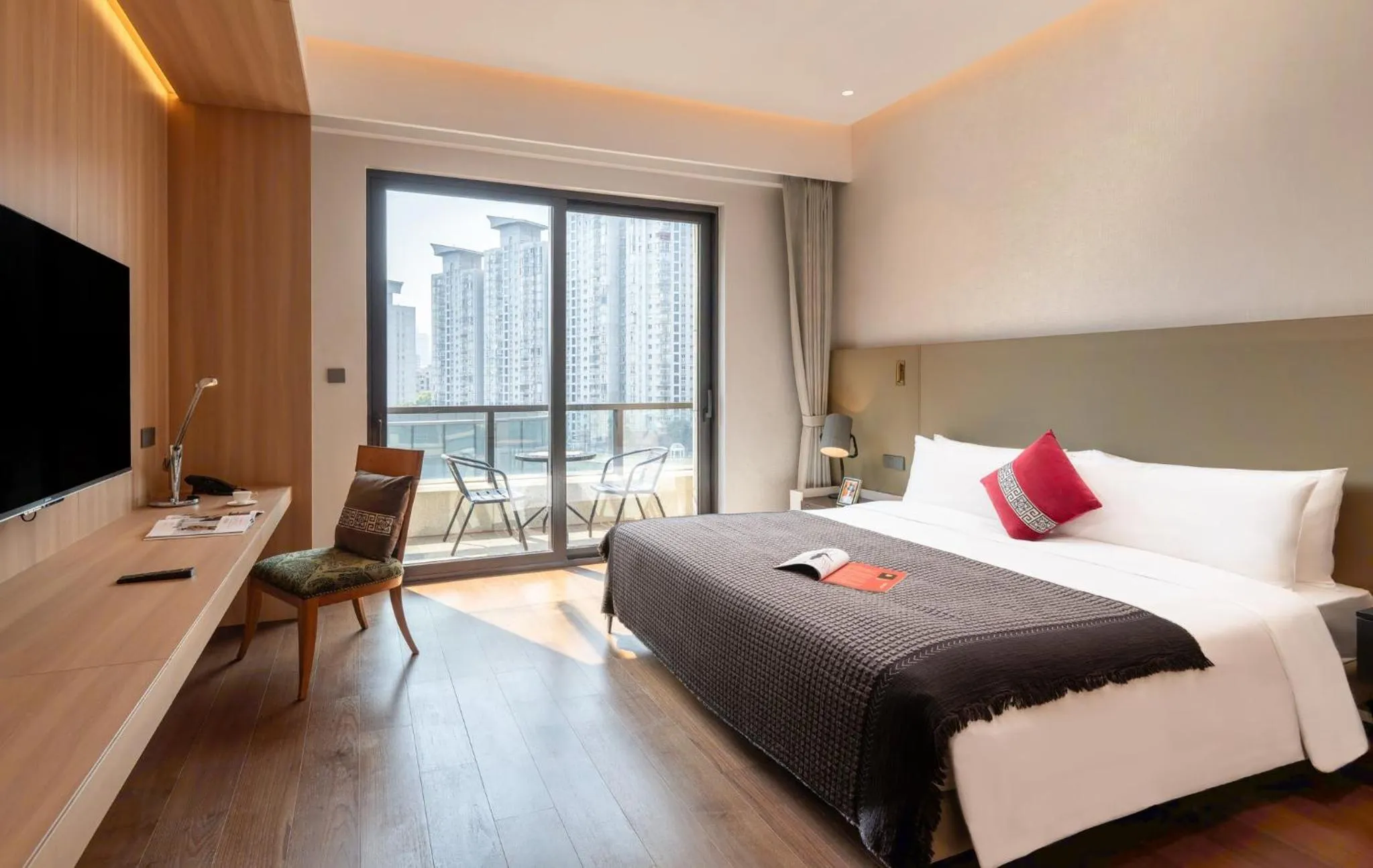 Photo of the whole room, Bed in InterContinental Hotels Shanghai Jing'An Ser Apt.by IHG