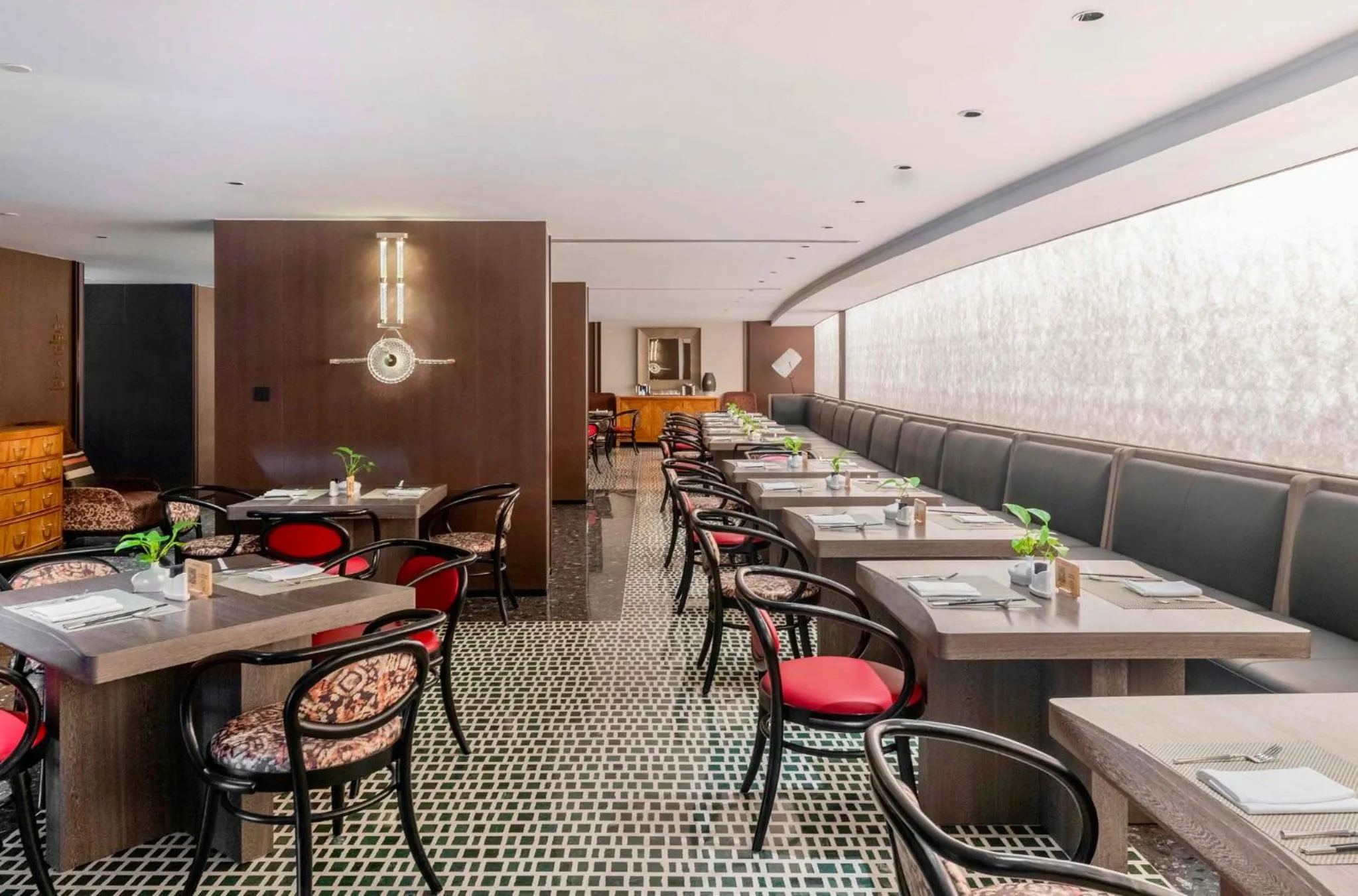 Restaurant/places to eat in InterContinental Hotels Shanghai Jing'An Ser Apt.by IHG