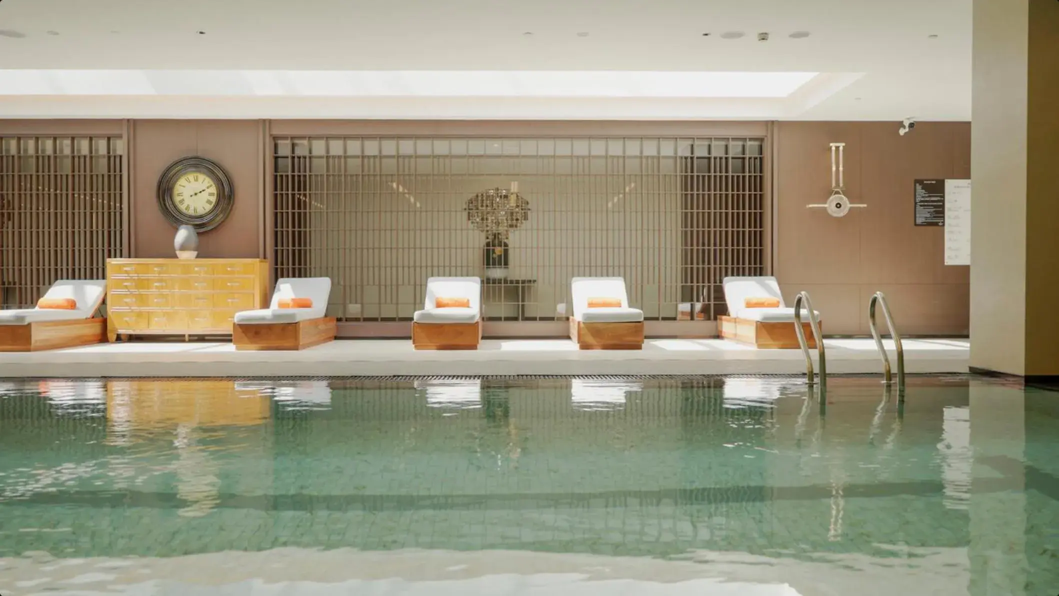 Swimming pool in InterContinental Hotels Shanghai Jing'An Ser Apt.by IHG Swimming pool in InterContinental Hotels Shanghai Jing'An Ser Apt.by IHG