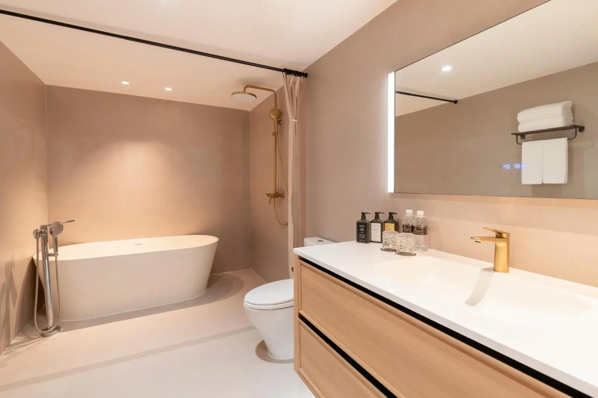 Junior King Suite with Dining Kitchen and Bath Tub in InterContinental Hotels Shanghai Jing'An Ser Apt.by IHG Junior King Suite with Dining Kitchen and Bath Tub in InterContinental Hotels Shanghai Jing'An Ser Apt.by IHG